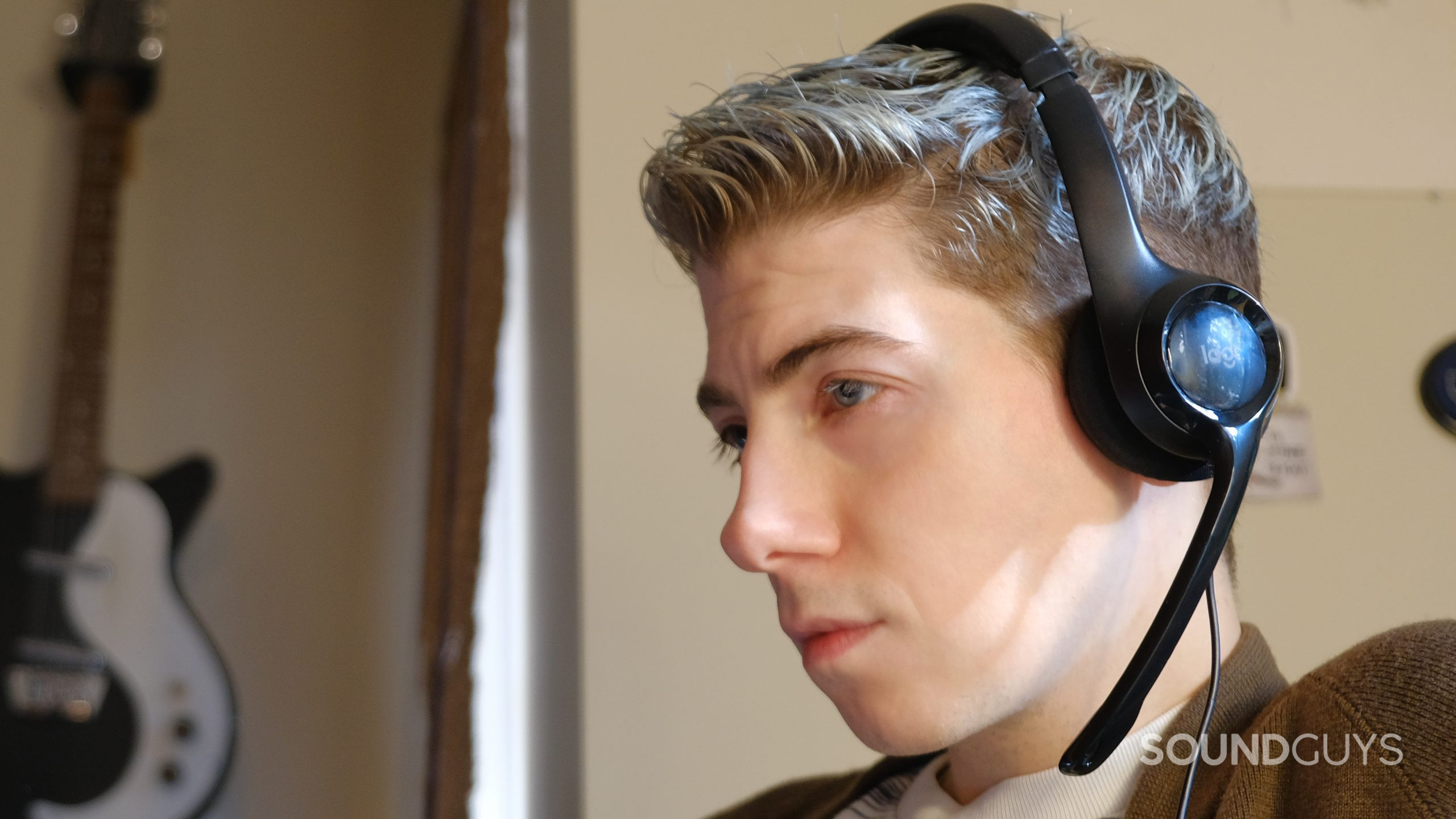 A man wears the Logitech H390 facing left with the mic aiming near his mouth.