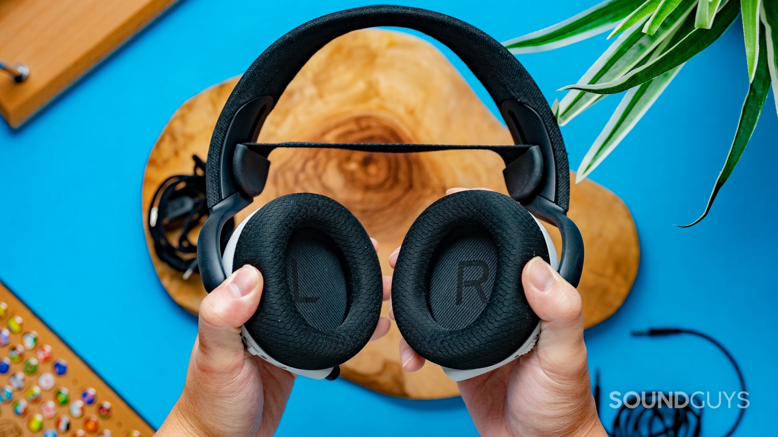 Alienware AW720H Featured Image #2 The inside of the earcups of the Alienware AW720H.
