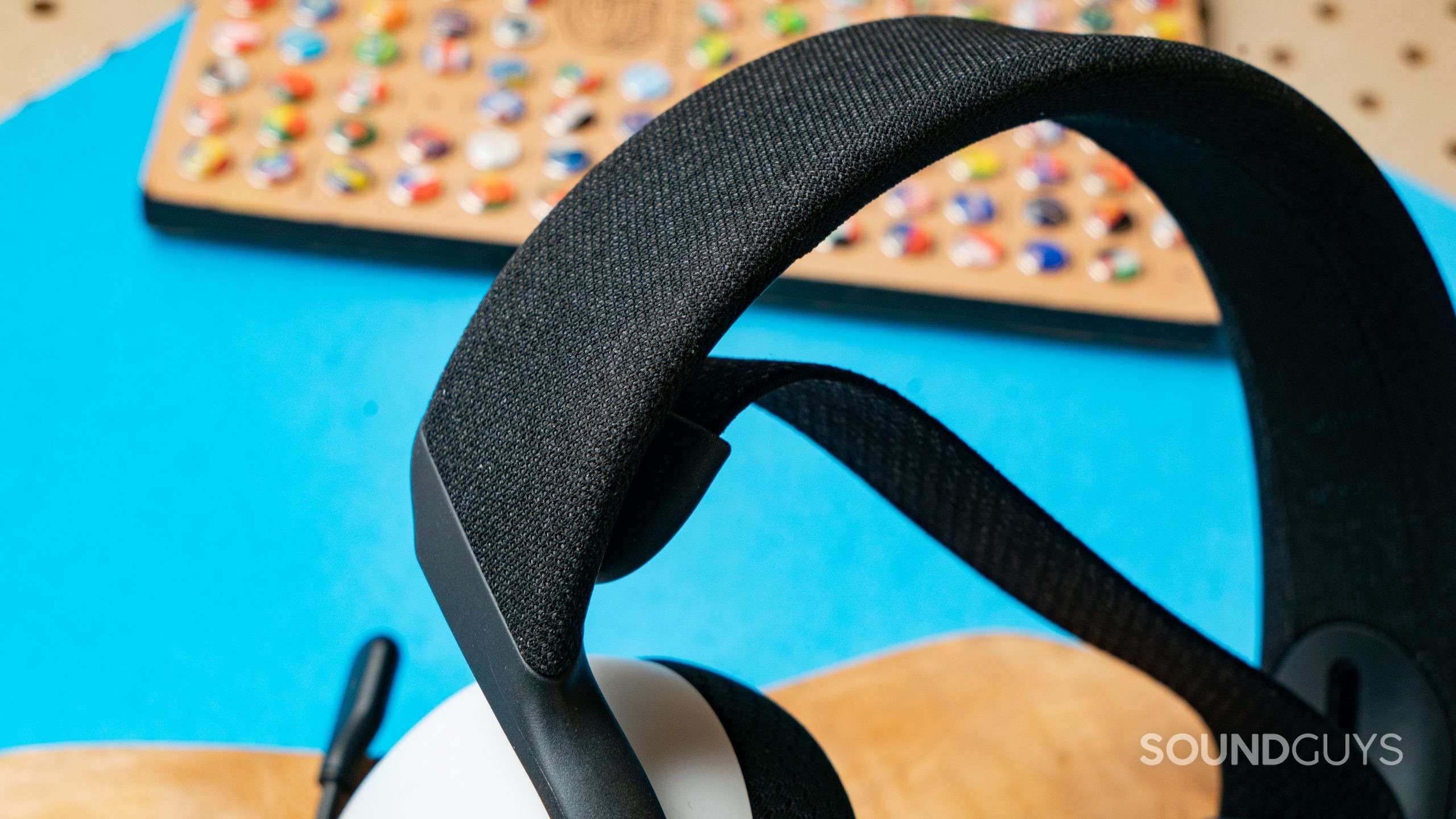 Alienware AW720H Headband Image #1 A closeup of the Alienware AW720H headband against a blue background.