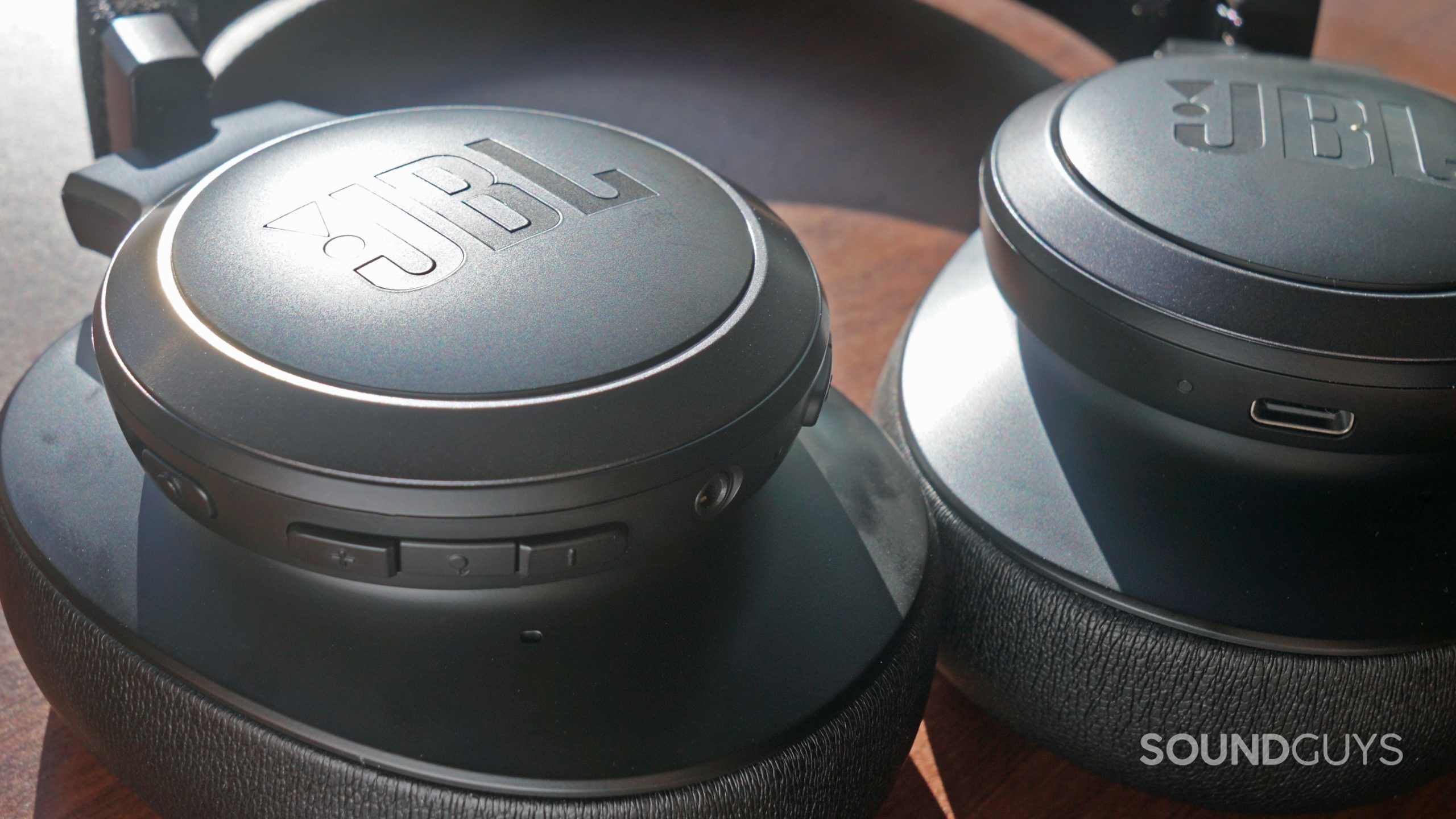 A close up shot of the JBL Live 660NC on-ear controls.