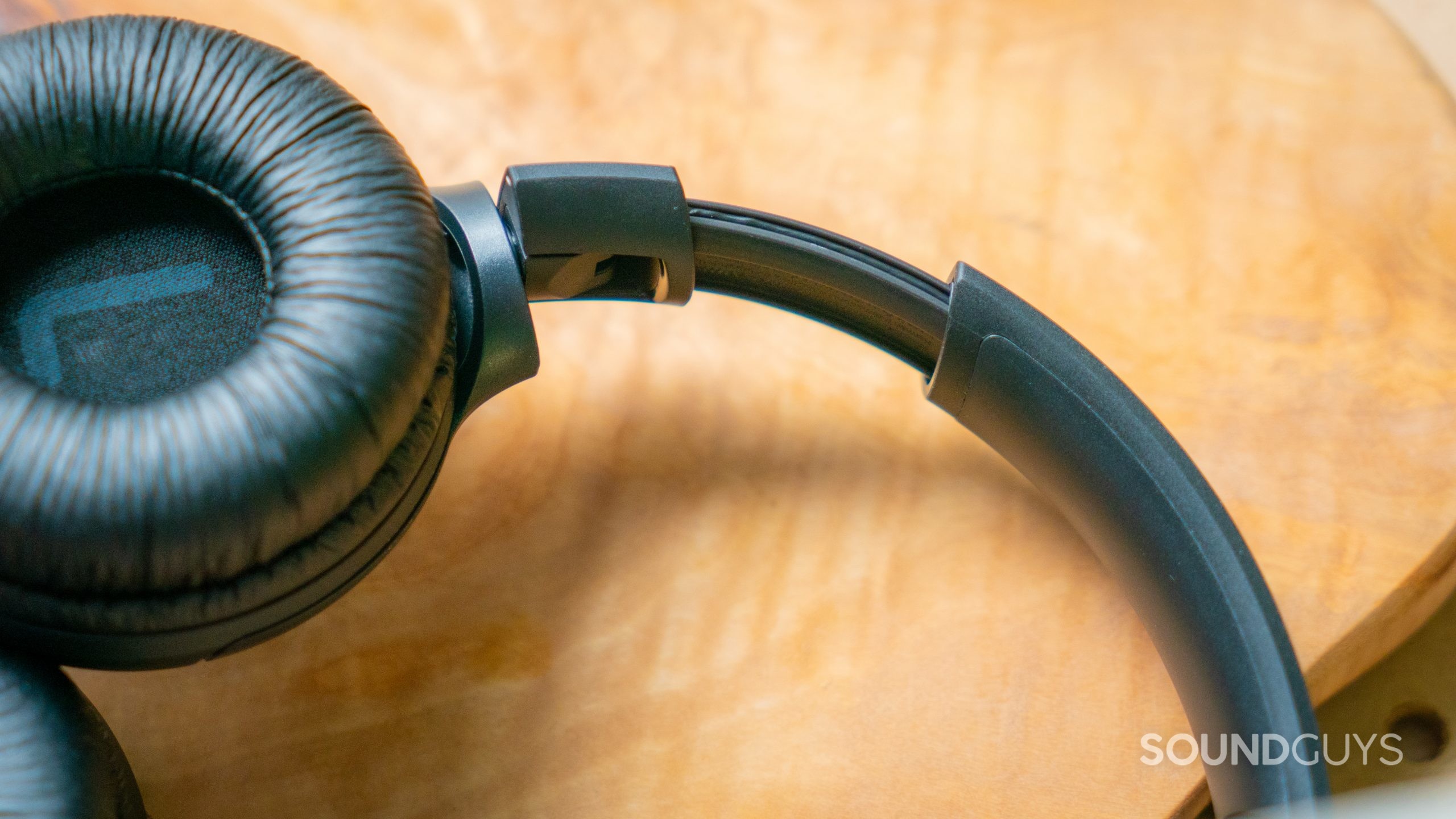 The headband of the JBL Tune 500 in closeup, showing the adjustment mechanism and left ear cup.
