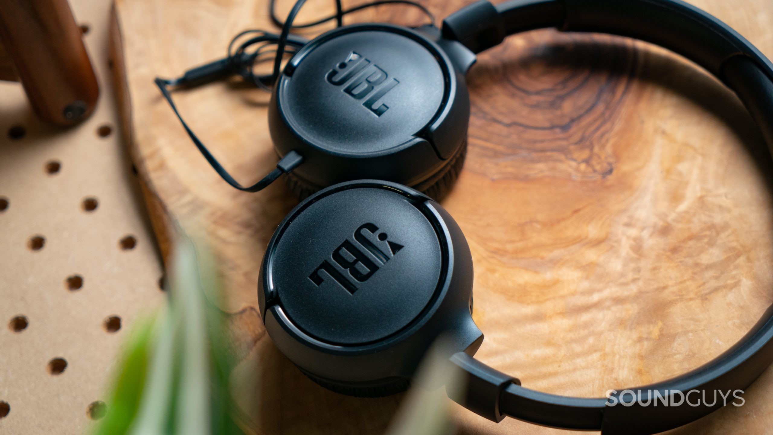 JBL Tune 500 Hero Image #2 The outside of the earcups of the JBL Tune 500, prominently showing the JBL logo.