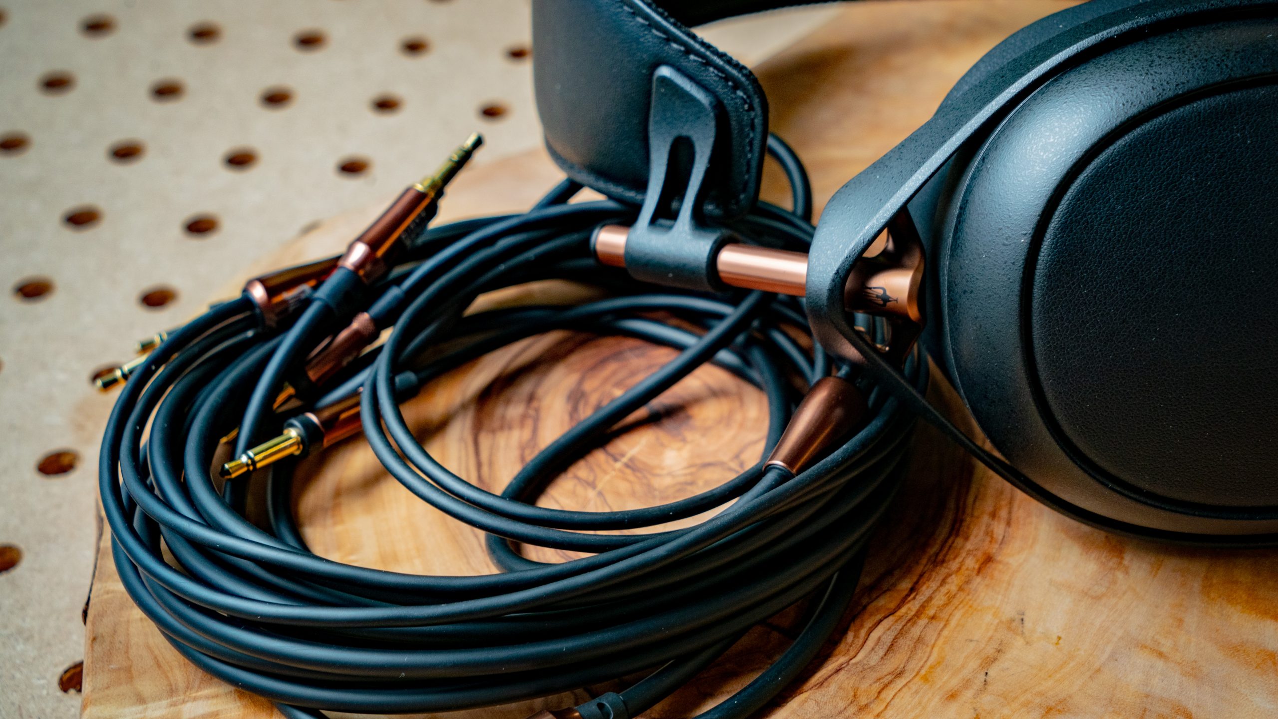 A photo of the Meze Audio Liric's cable and band.