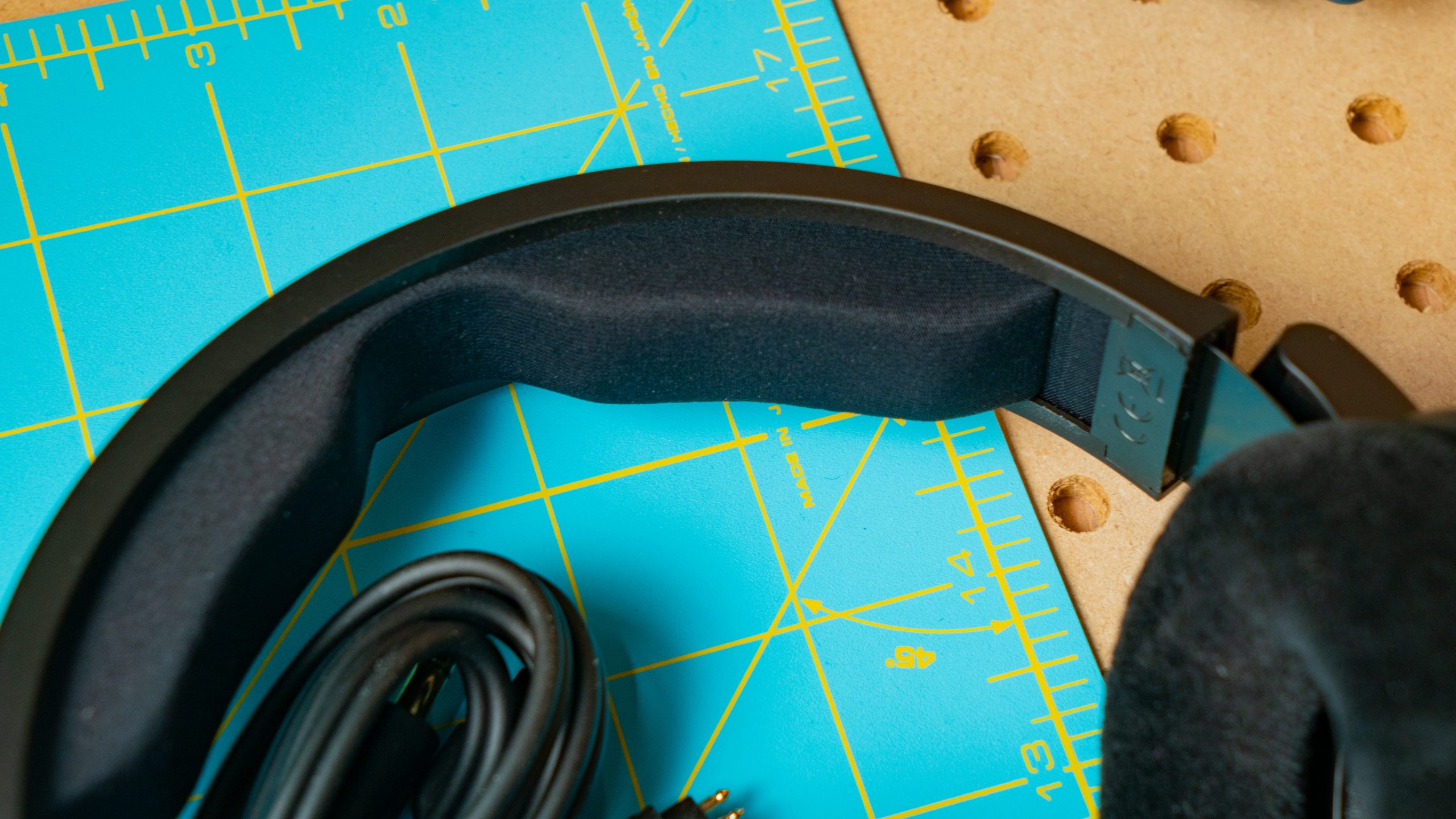 Sennheiser HD660S2 Headband Image #2 A photo of the foam band of the Sennheiser HD 660S2.