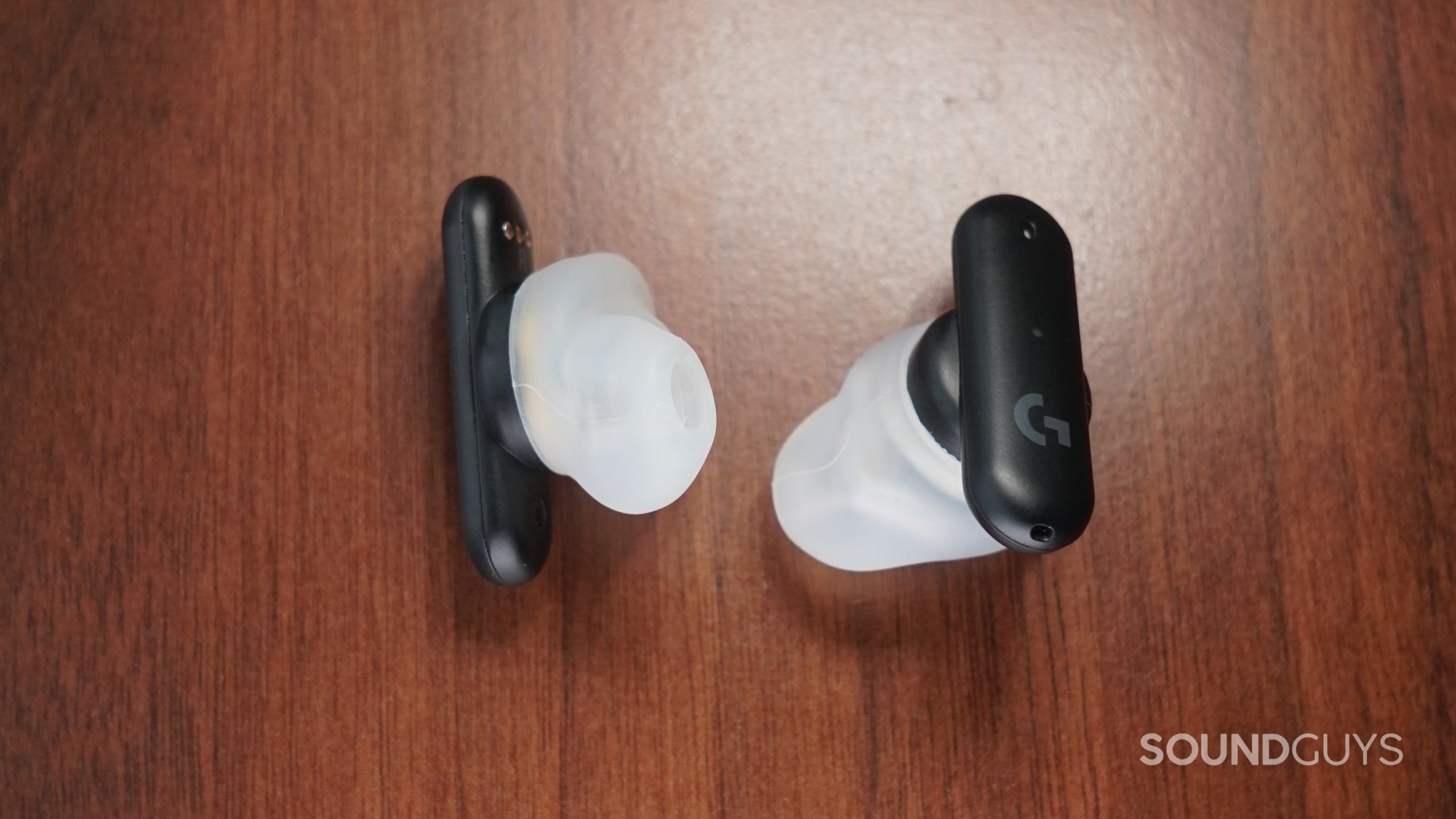 Το Logitech G ταιριάζει στα ακουστικά που βρίσκονται σε μια ξύλινη επιφάνεια