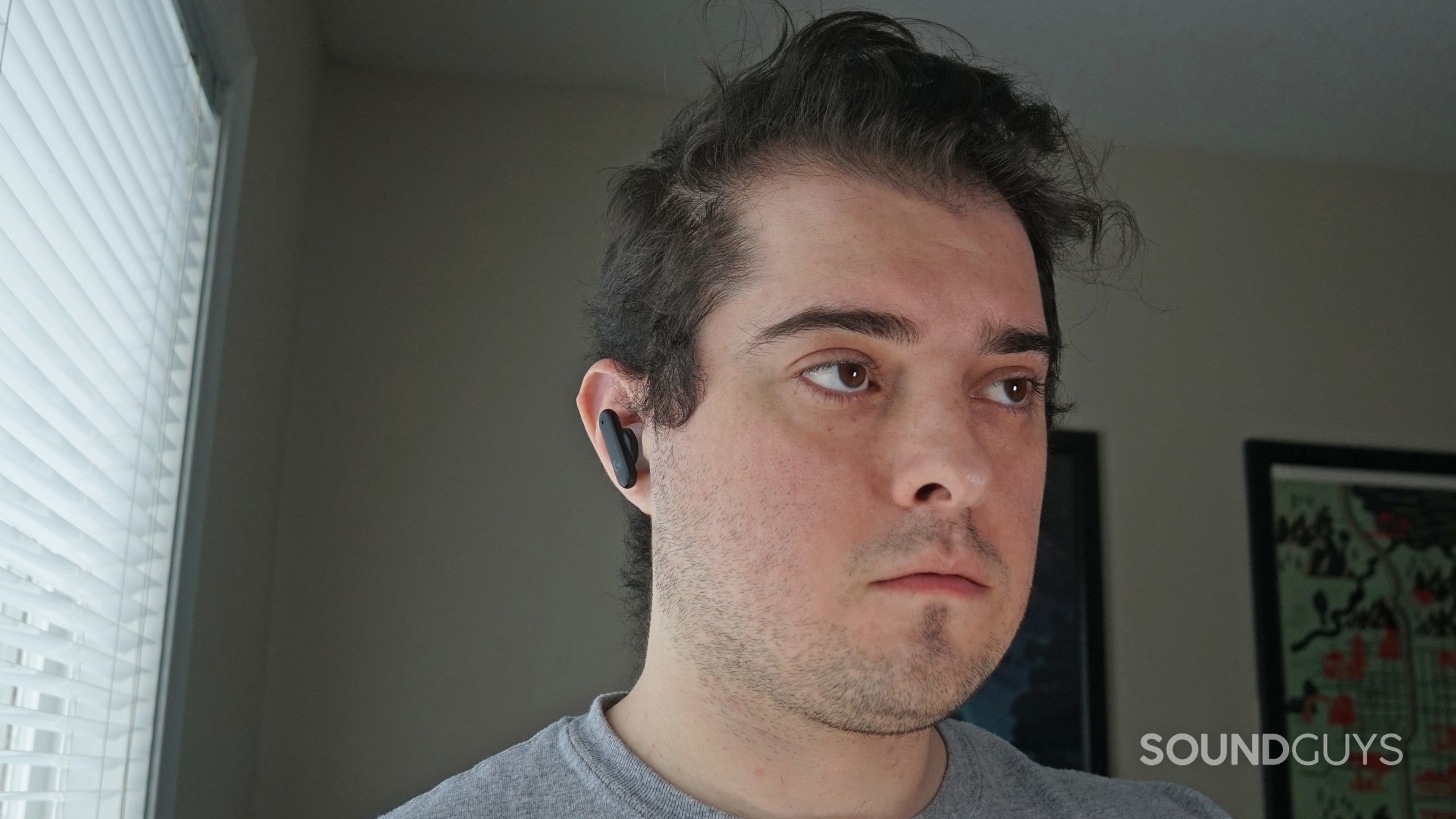 Ένας άντρας φοράει το Logitech G ταιριάζει στα ακουστικά