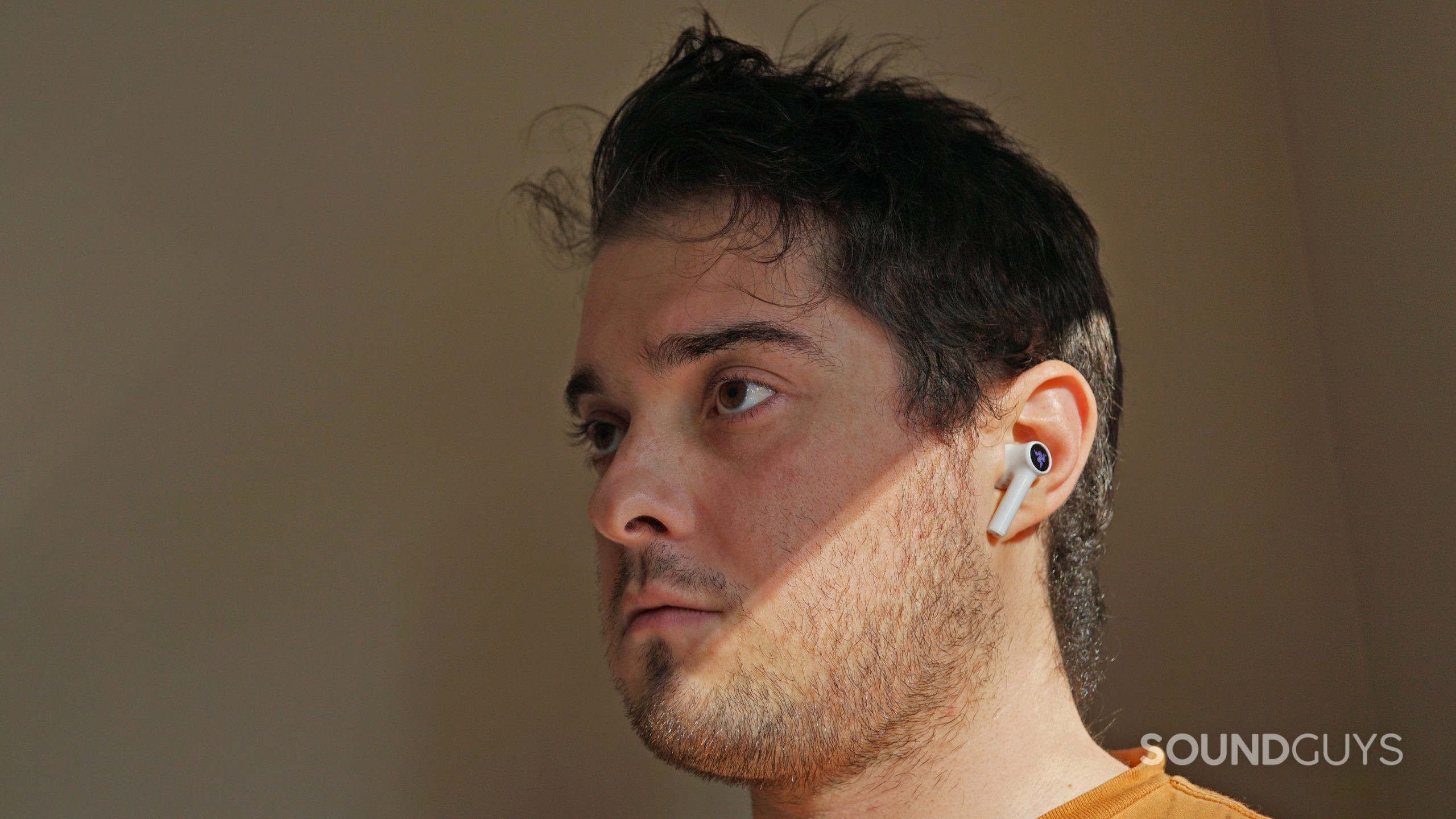 A man wears the Razer Hammerhead Hyperspeed.