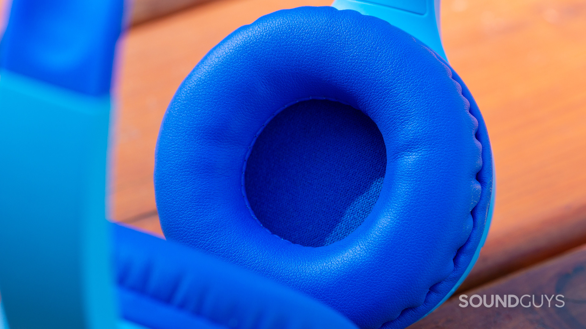 A photo of the Belkin SoundForm Mini's ear pads.