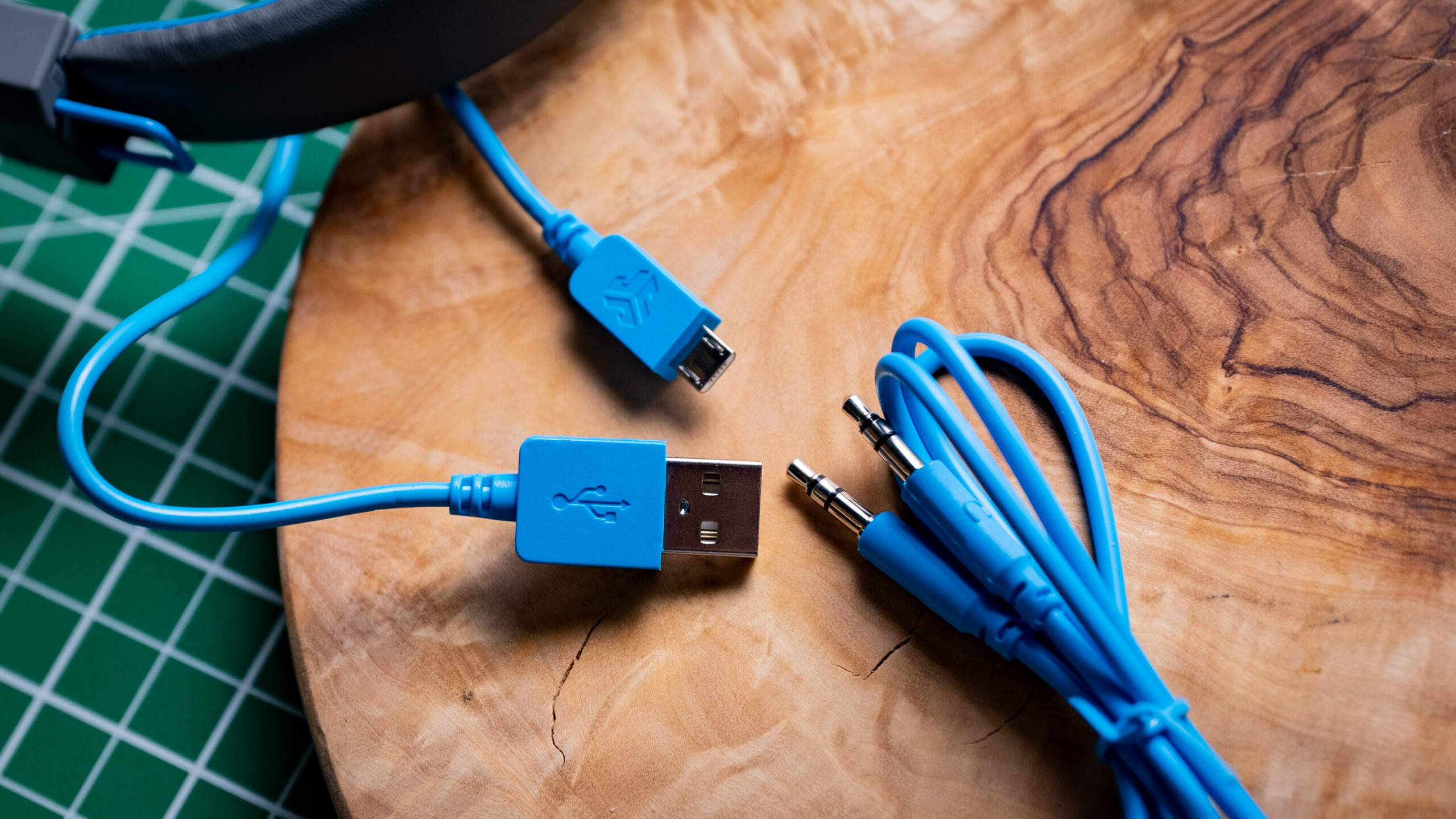 A photo of the JLab JBUDDIES STUDIO WIRELESS' microUSB and TRS cables.