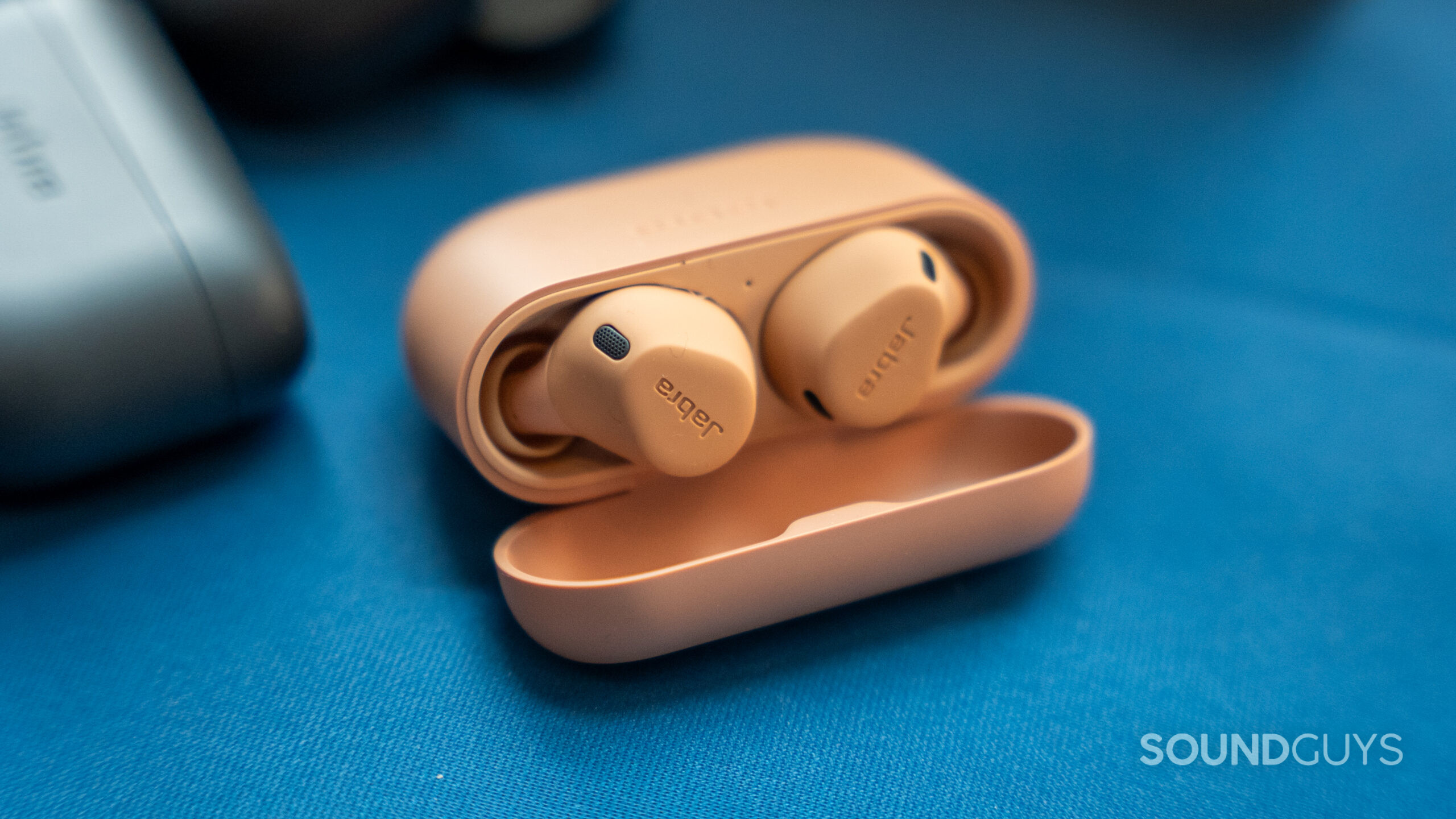 Jabra Elite 8 in pink in open case