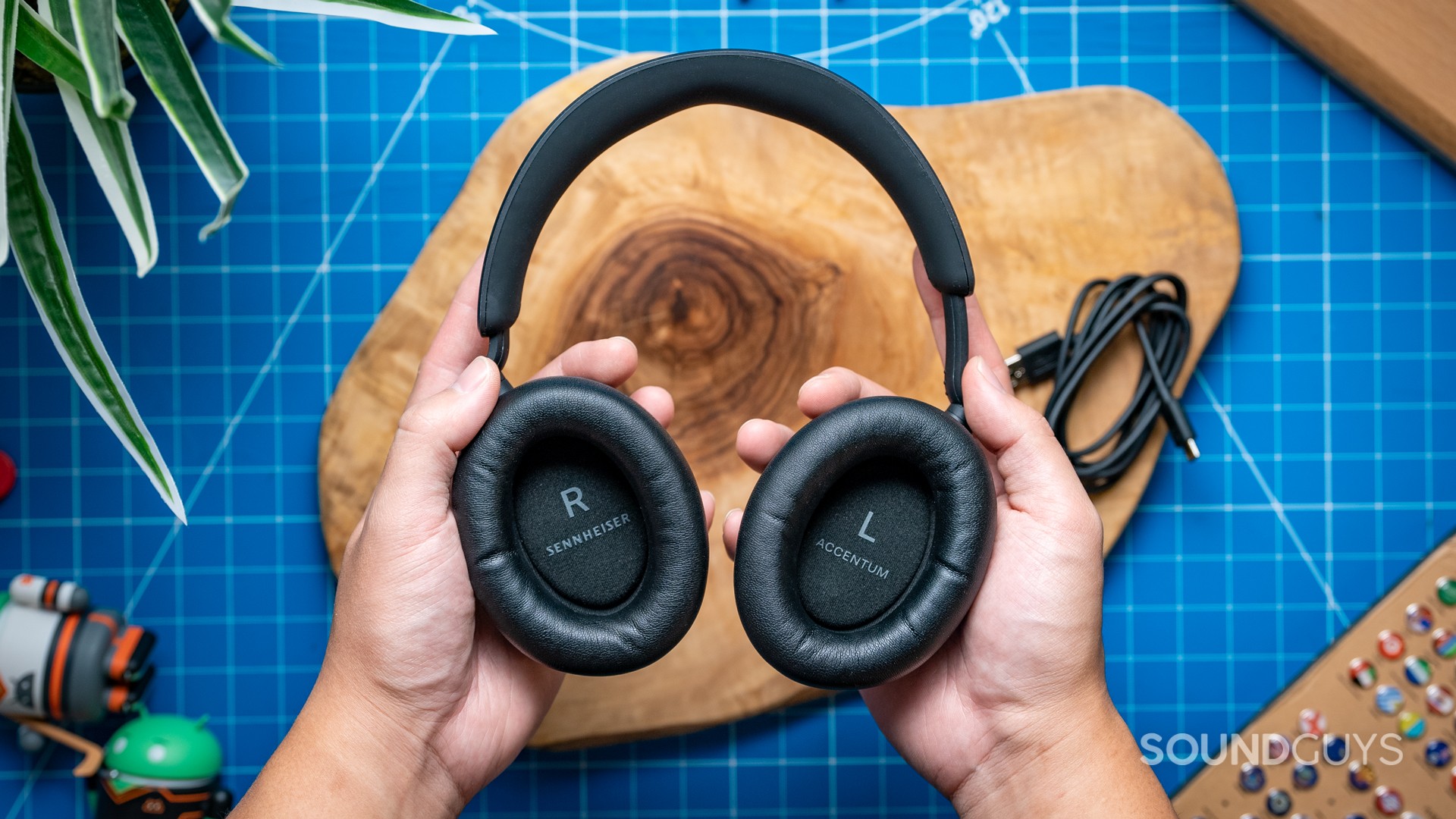 The leatherette ear pads of the Sennheiser ACCENTUM Wireless.