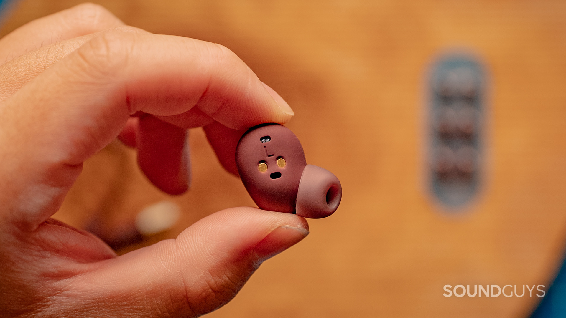 The charging contacts and ear sensor of the Jabra Elite 10.