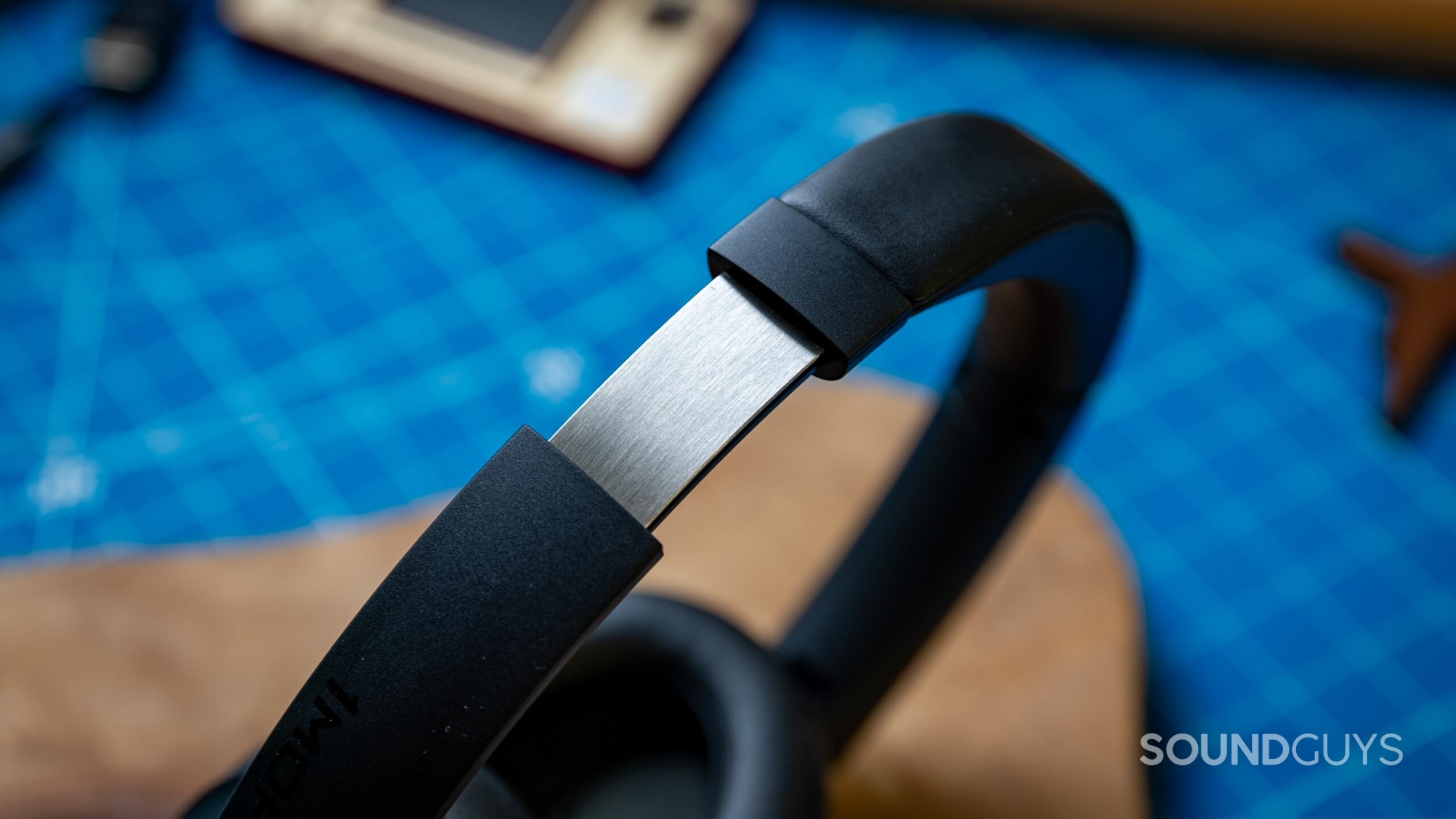 The 1MORE SonoFlow SE features a partial metal headband. 
