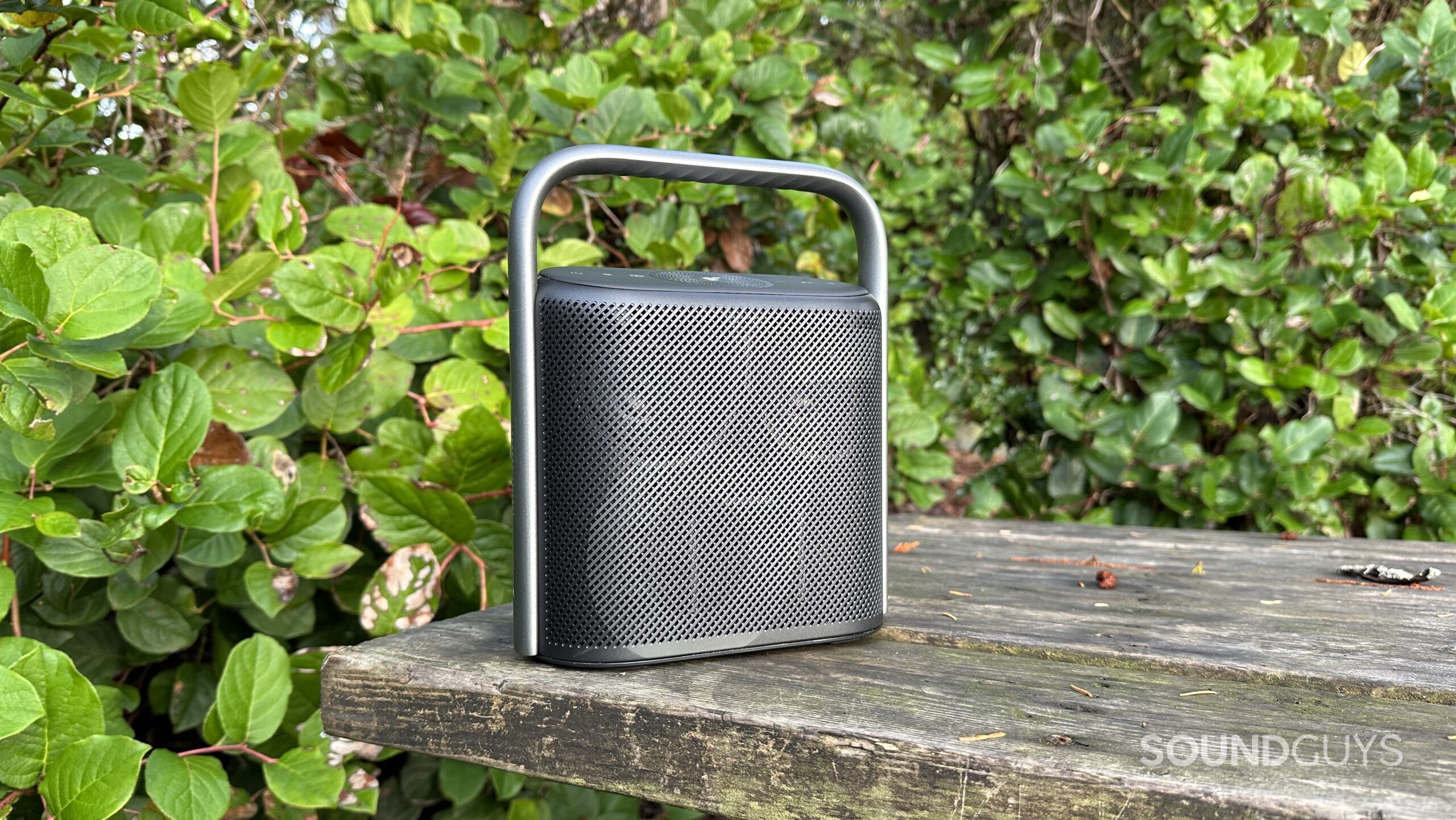 Anker Soundcore Motion X500 in een parkomgeving