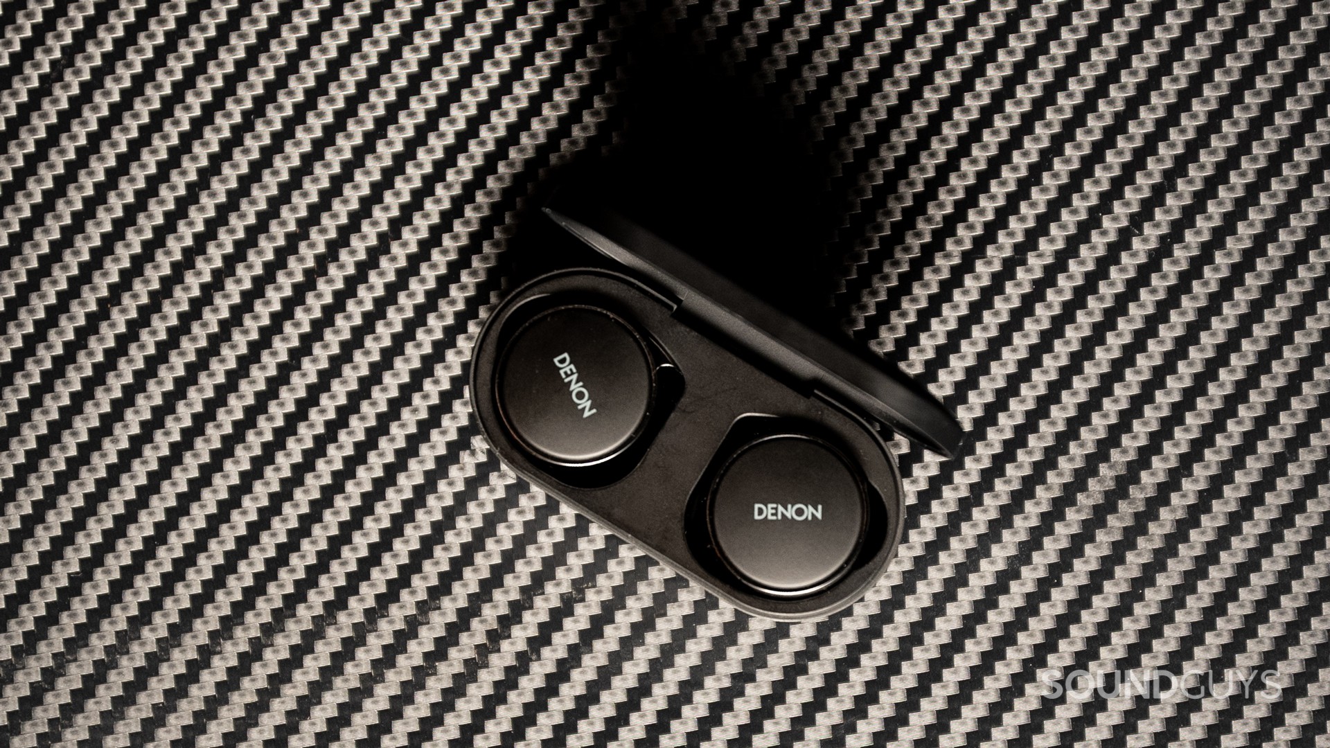 The case of the Denon PerL Pro offers wireless charging.