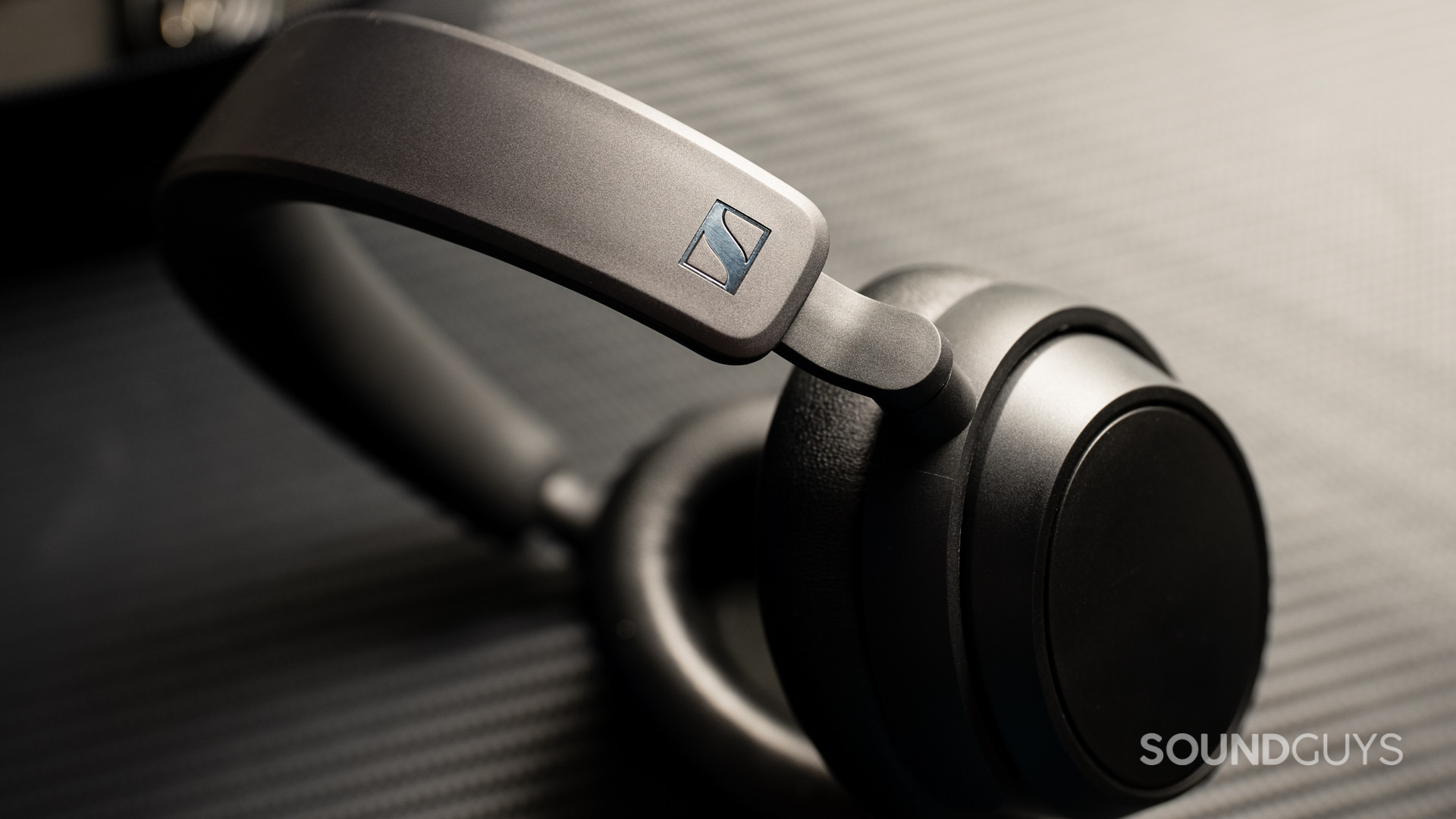 A photo of the band of the Sennheiser ACCENTUM Plus.