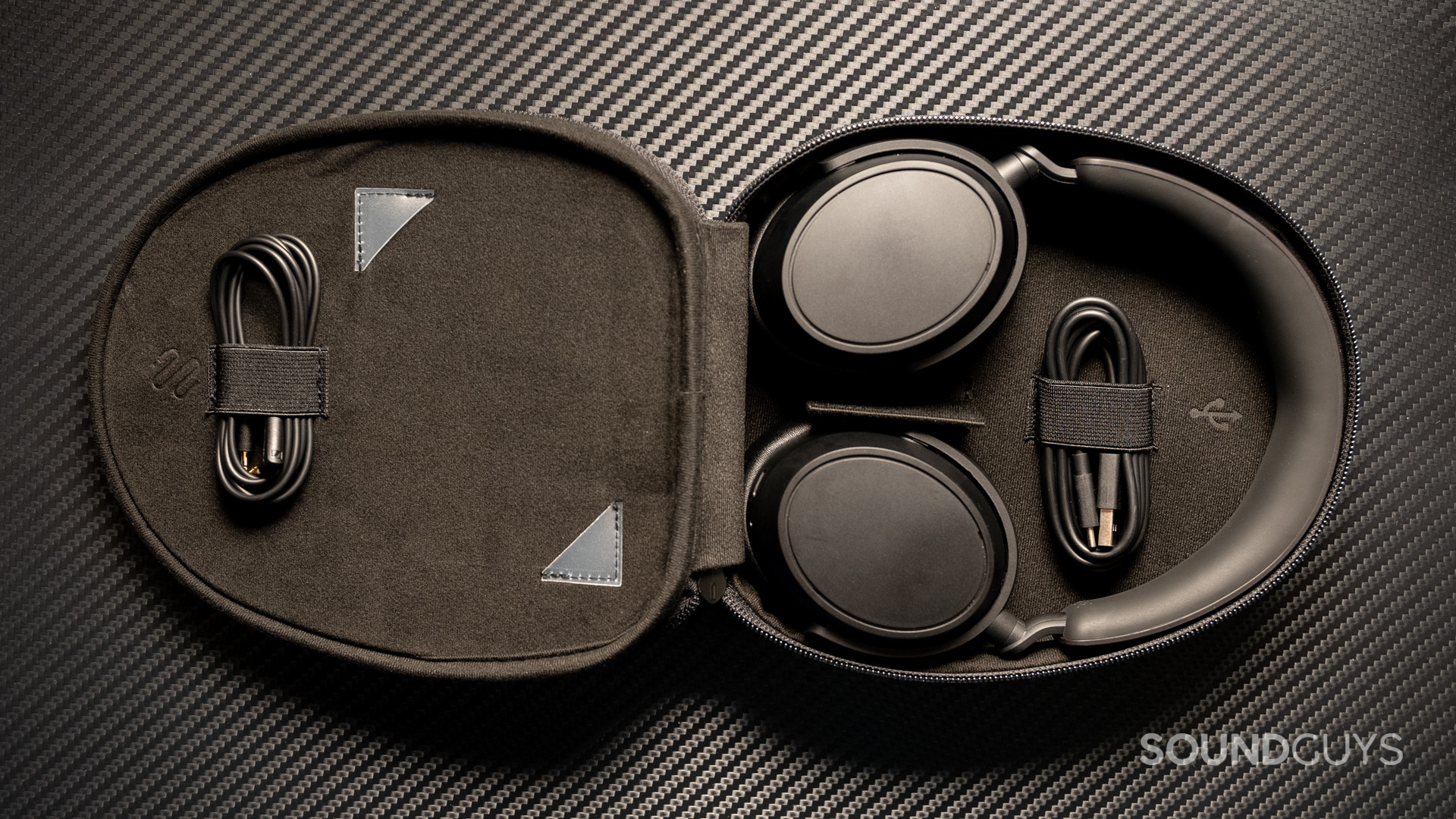 sennheiser-accentum-plus-case The inside of the Sennheiser ACCENTUM Plus' carrying case