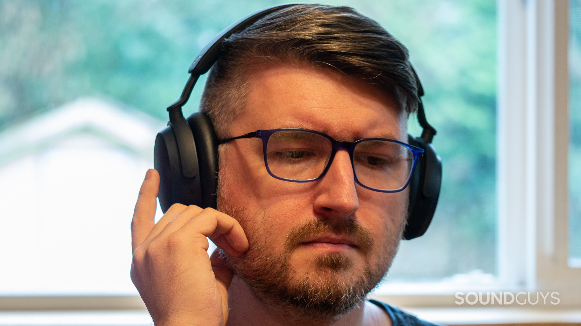 A man controls the Sennheiser ACCENTUM Plus with his finger.