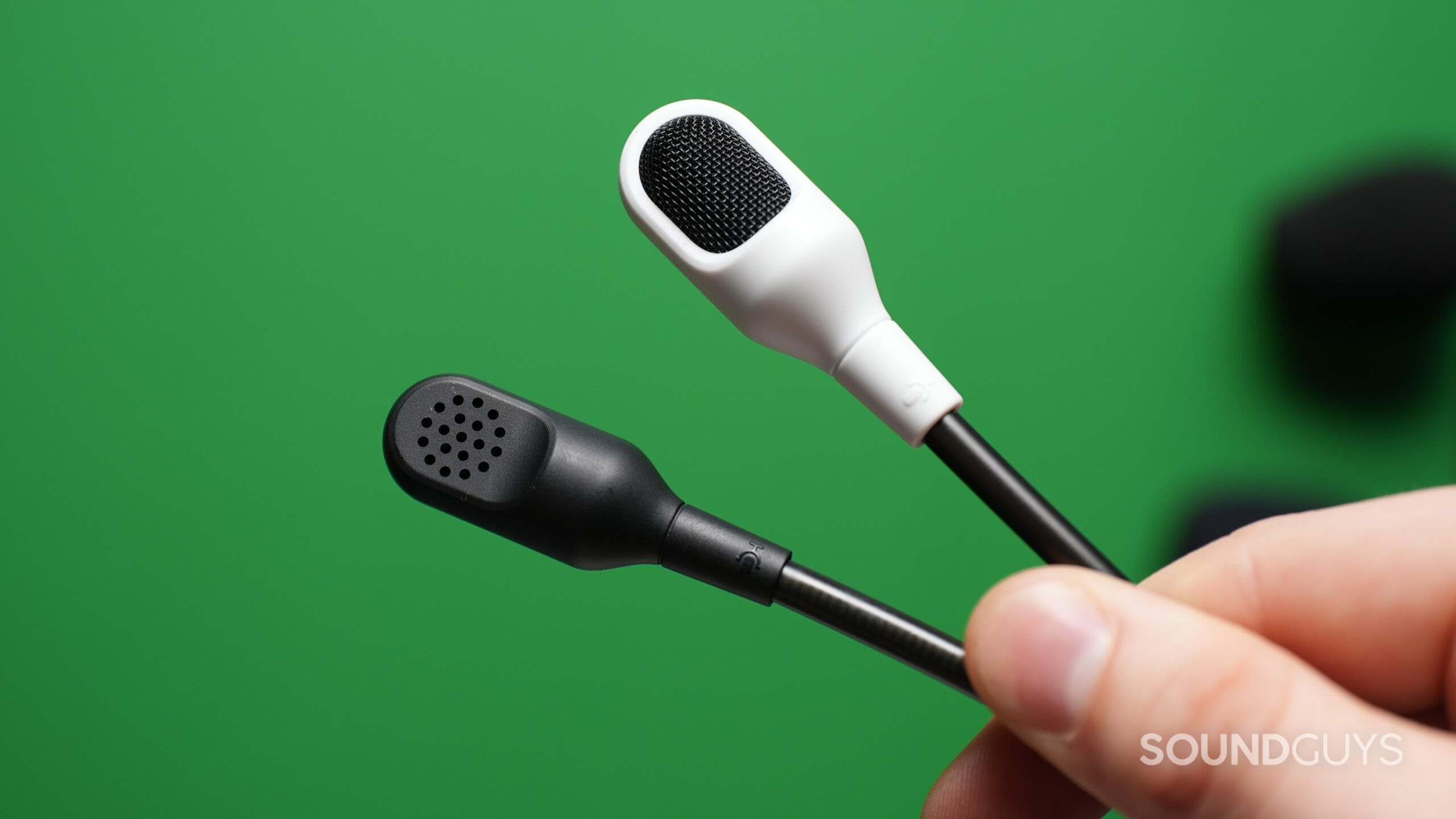 The detachable mics of the Razer BlackShark V2 Pro 2020 and 2023 models