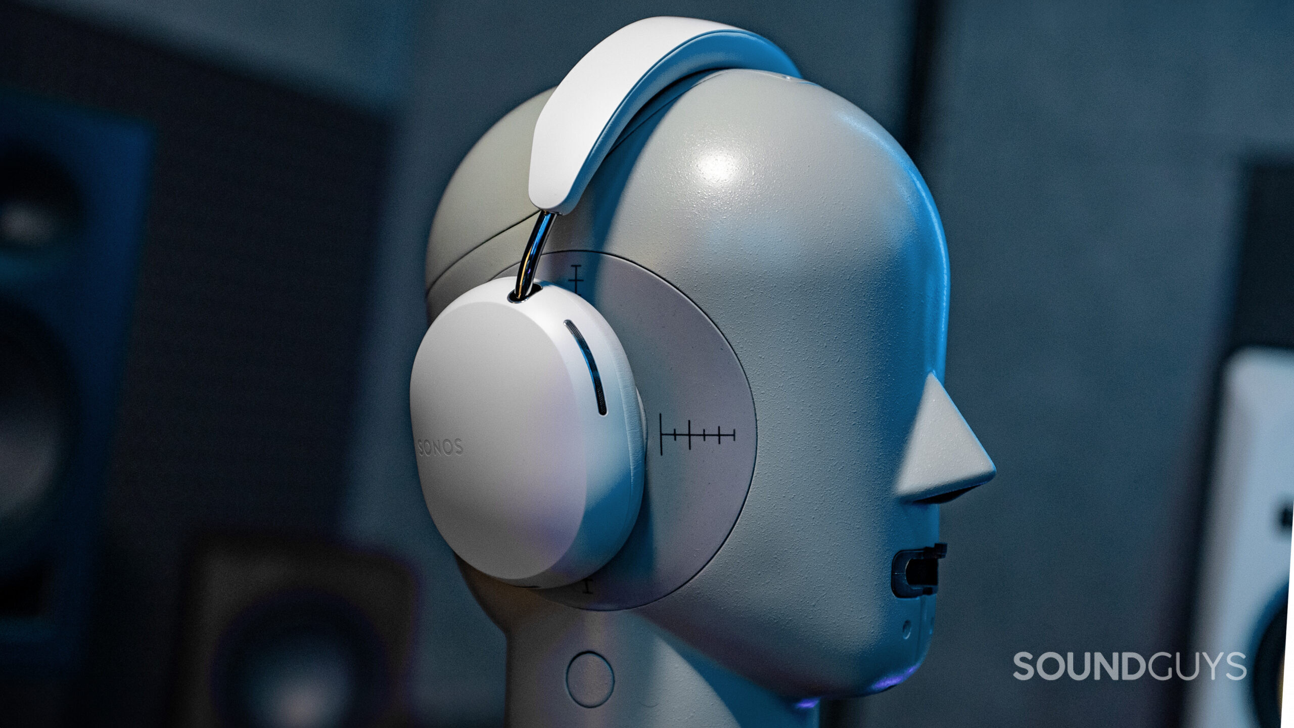 Sonos Ace headphones on B&K5128 Portrait photo of the Sonos Ace headphones on the B&K5128 testing head