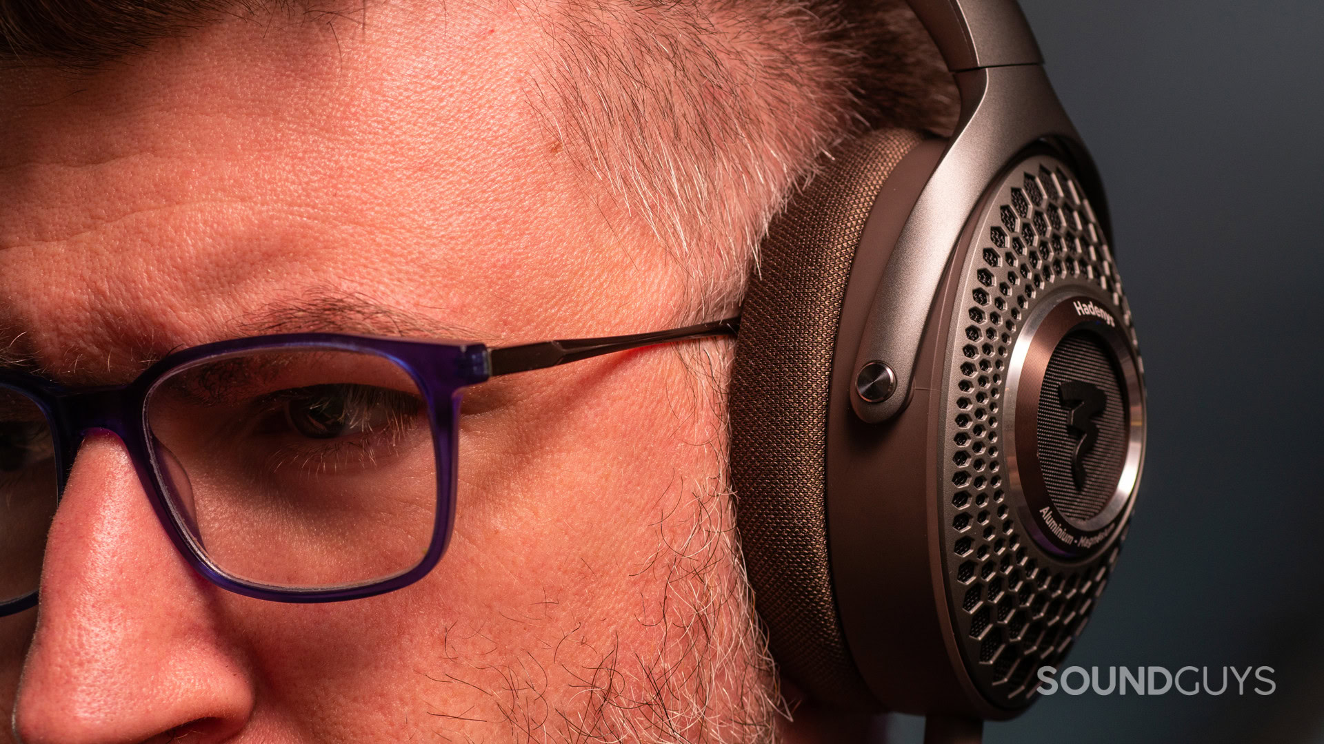 focal-hadenys-wear A photo of a man wearing the Focal Hadenys with glasses on.