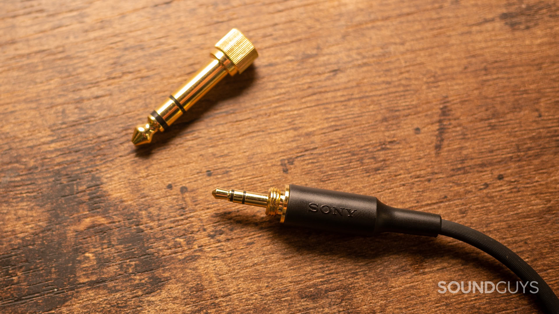 sony-mdr-m1-connection A close-up photo of the Sony MDR-M1's threaded TRS plug.