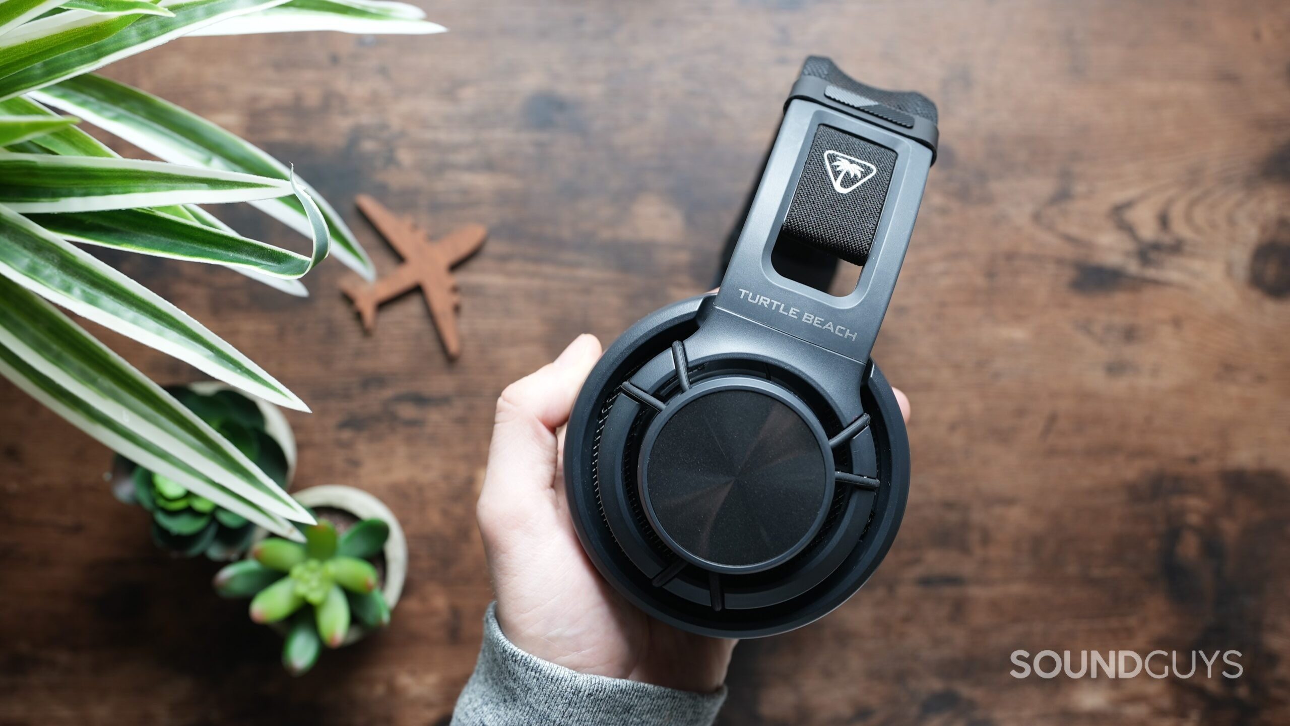a hand holding the turtlebeach atlas air hand holding the turtlebeach atlas air