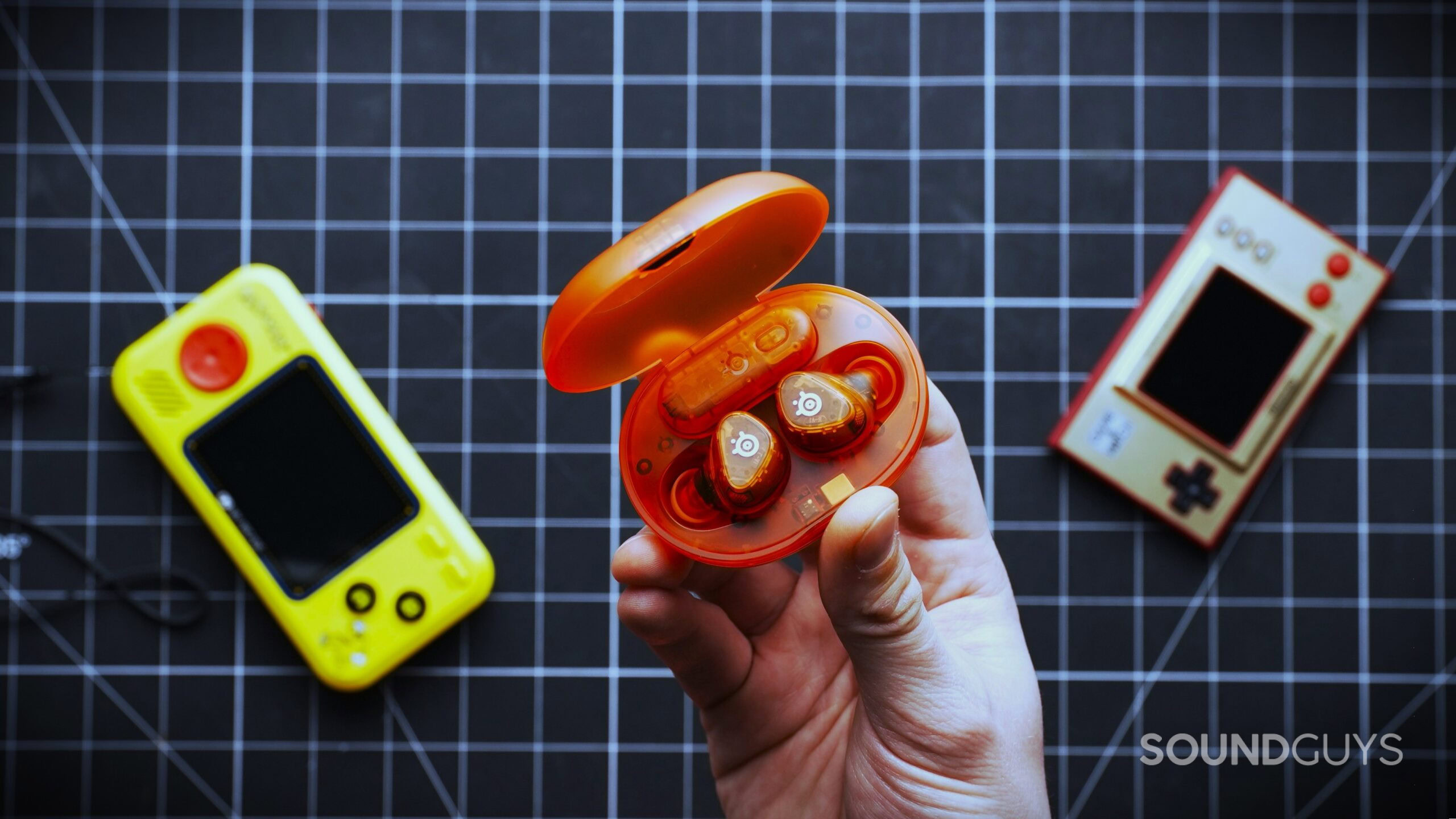 hand holding the arctis gamebuds glowrange