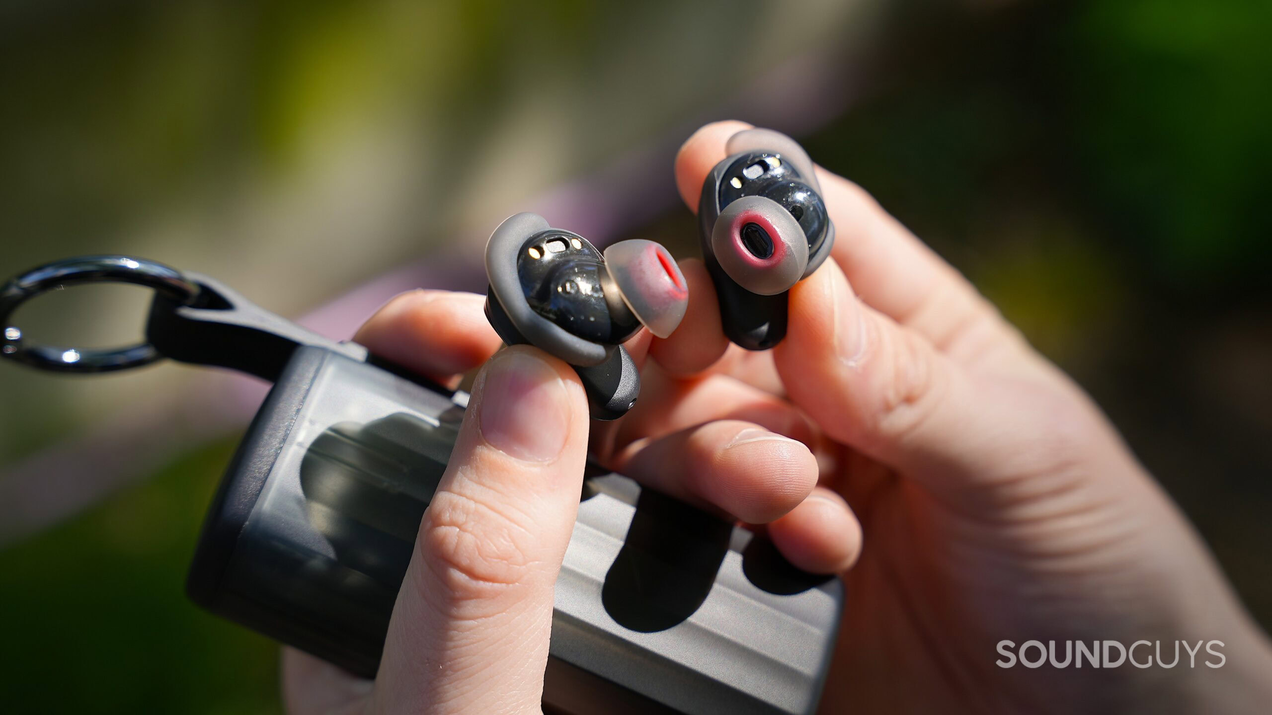 hands holding the skullcandy method 360 anc ear tips