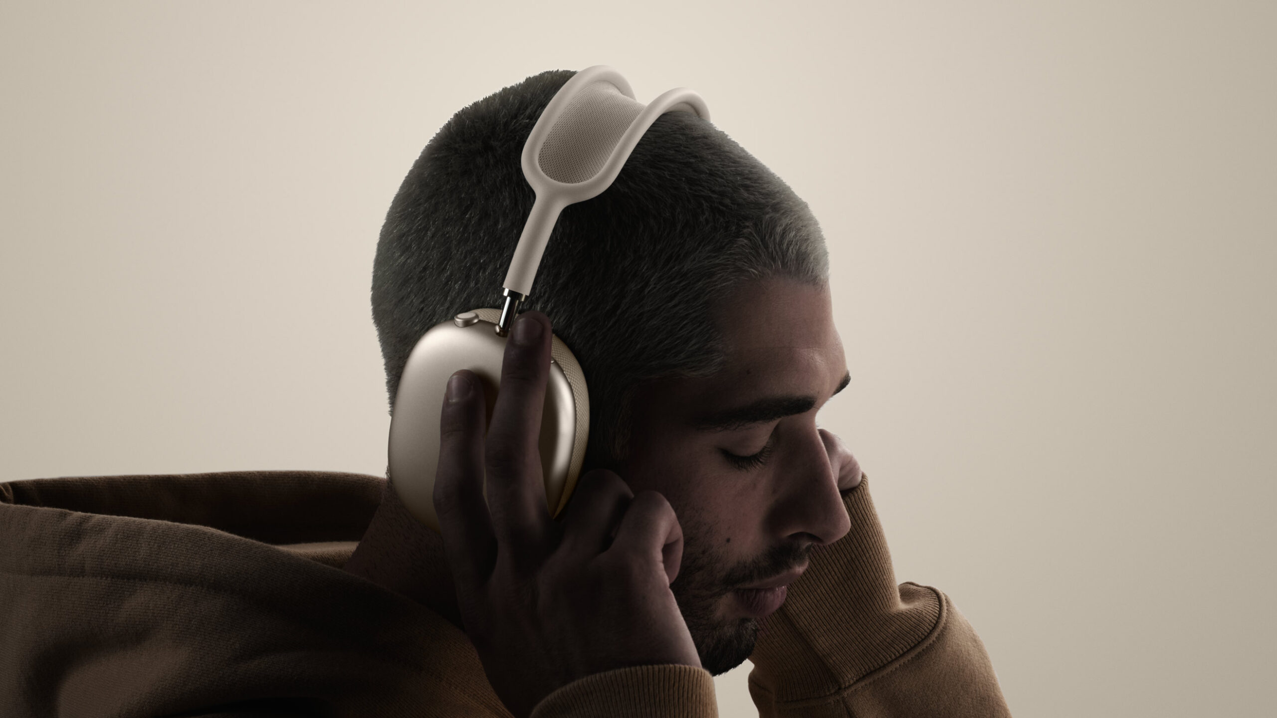 Apple AirPods Max in Starlight