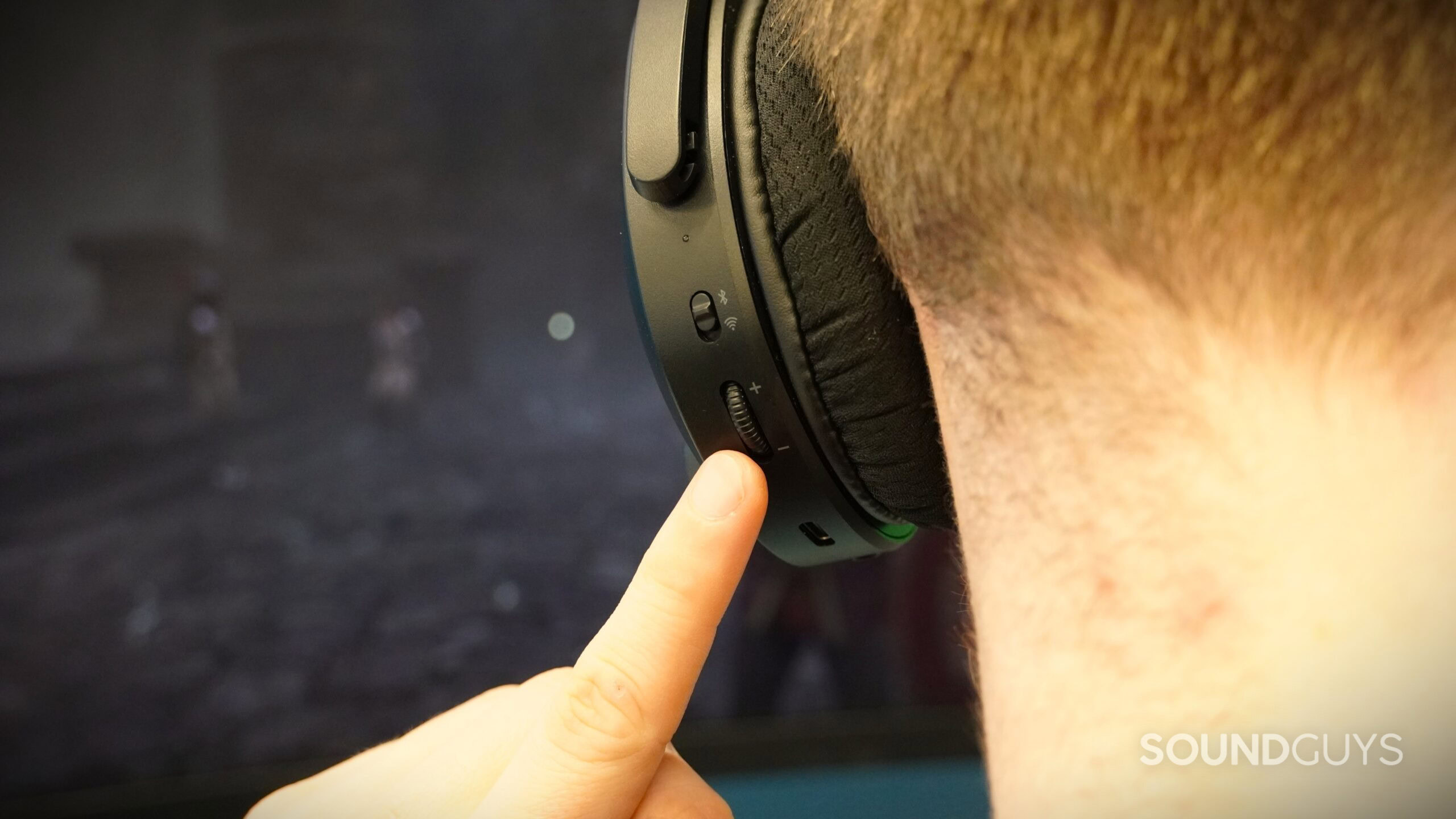 a finger pointing to the hyperx cloud jet volume rocker a finger pointing to the hyperx cloud jet volume rocker