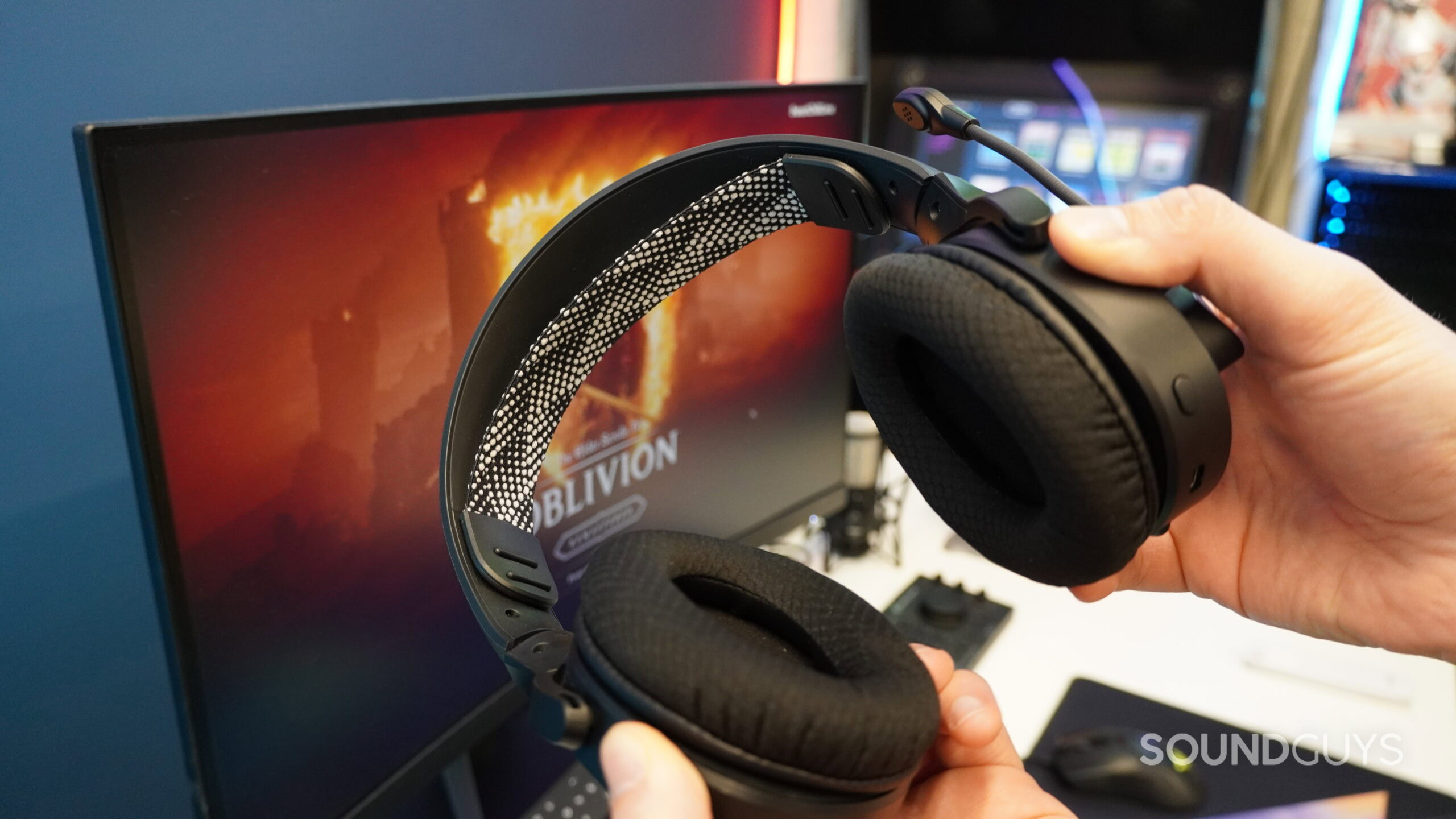 hands holding the hyperx cloud jet hands holding the hyperx cloud jet