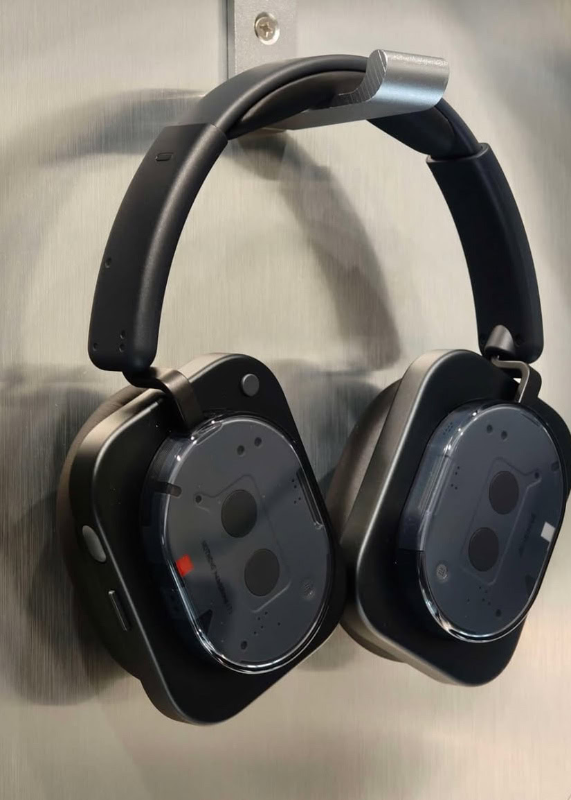 Nothing Headphone (1) in black.