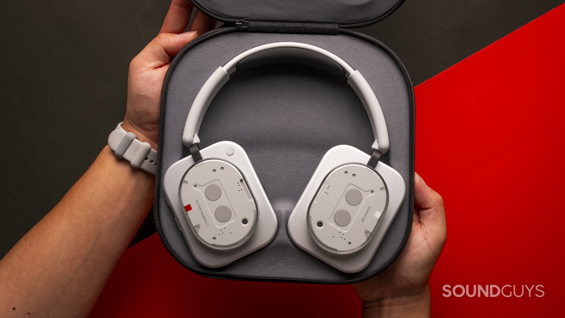 nothing-headphone-1-case-open_4 nothing headphone 1 in carrying case