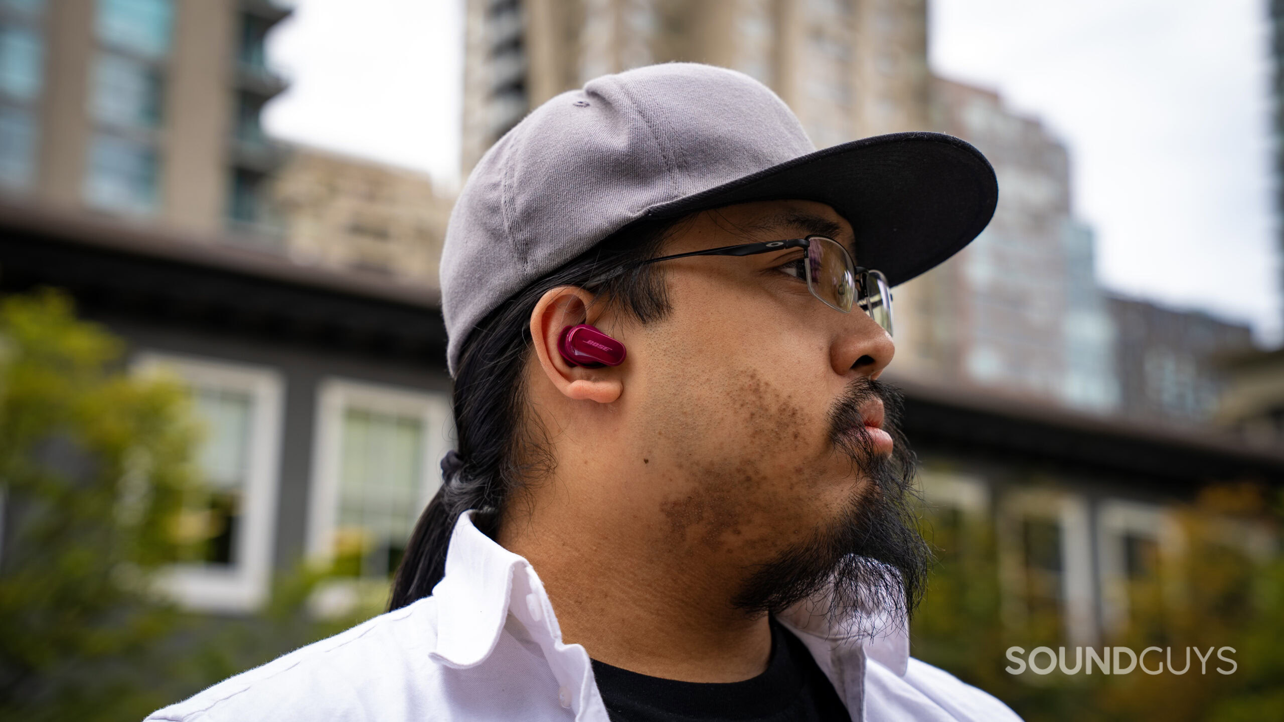 Bose QuietComfort Ultra Earbuds (2nd Gen)_18 A man wearing the Bose QuietComfort Ultra Earbuds (2nd Gen)