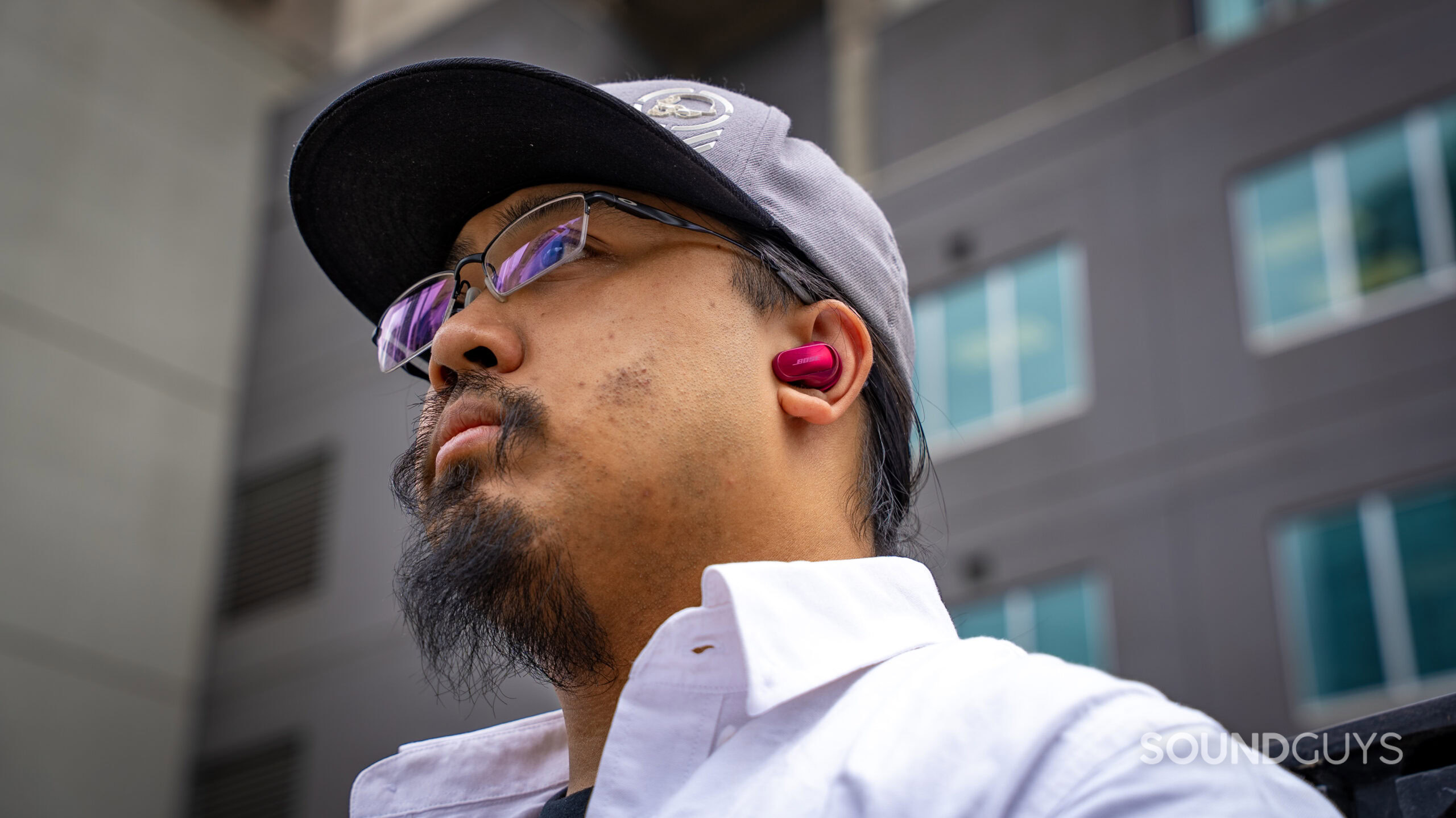 Bose QuietComfort Ultra Earbuds (2nd Gen)_28 A man wearing the Bose QuietComfort Ultra Earbuds (2nd Gen) while listening to music.