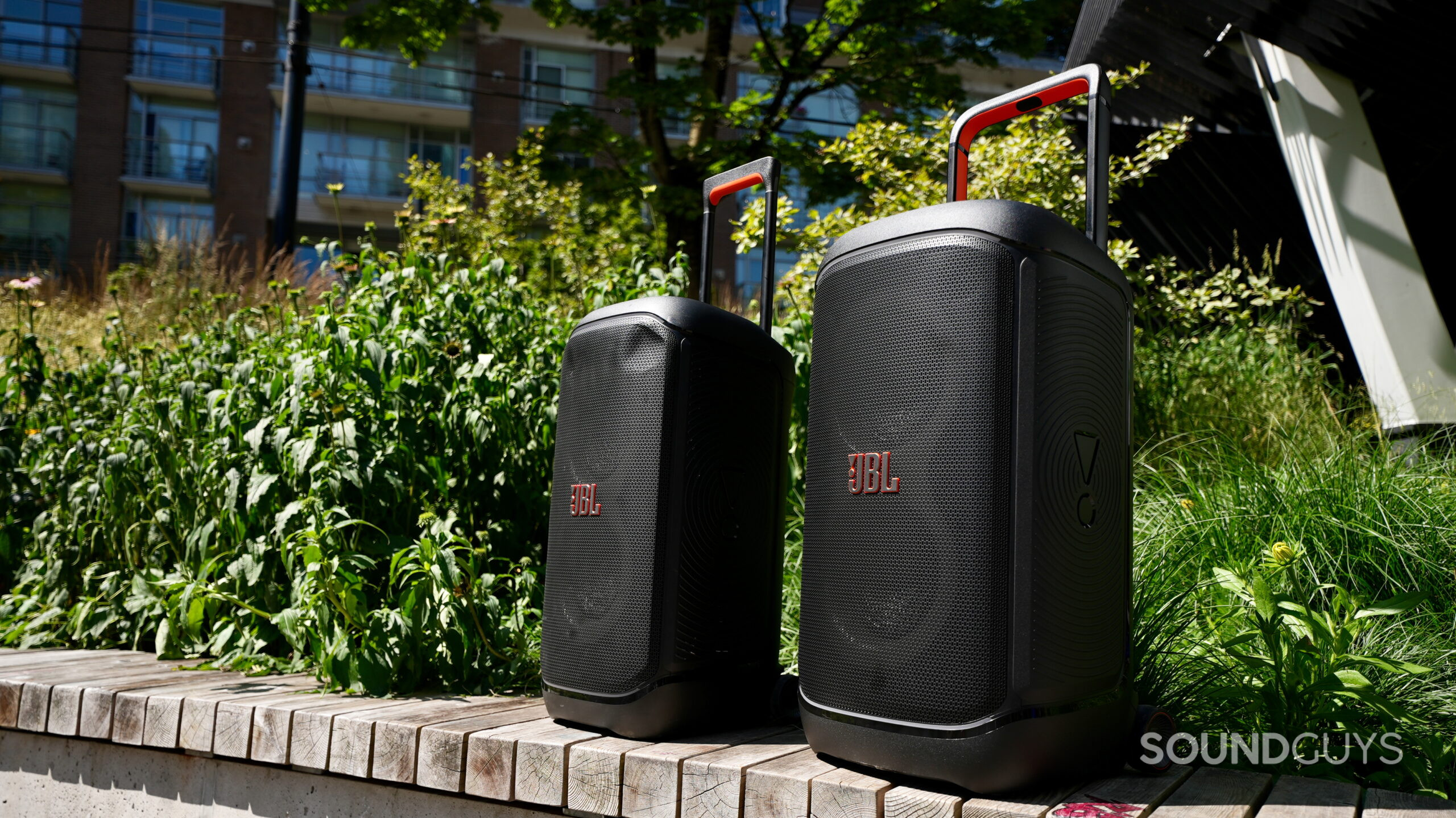 JBL 520_12 A JBL PartyBox 520 next to a PartyBox 320