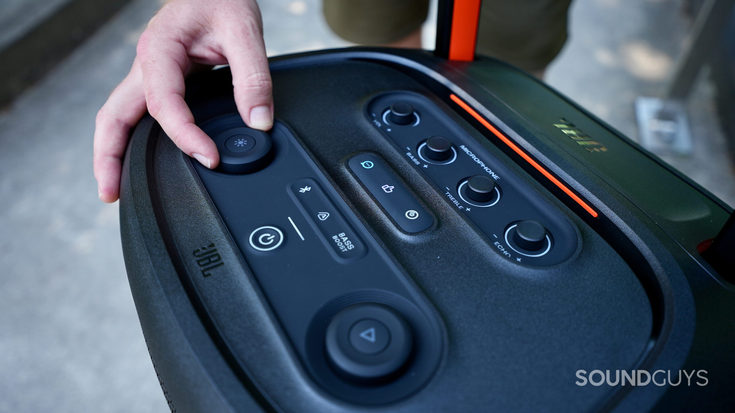JBL 520_9 A hand turns a knob on the JBL PartyBox 520 controls.