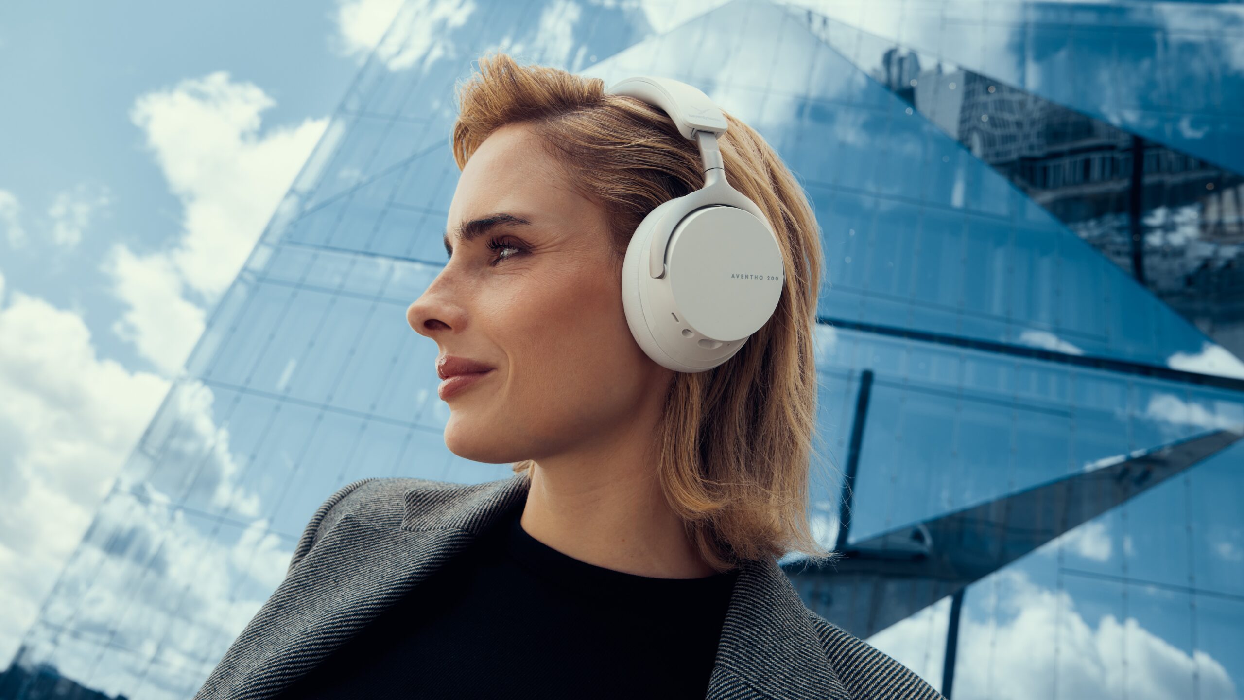 PIC_AVENTHO200_Berlin-Woman-City-White_v2 a woman wearing the beyerdynamic aventho 200 headphones