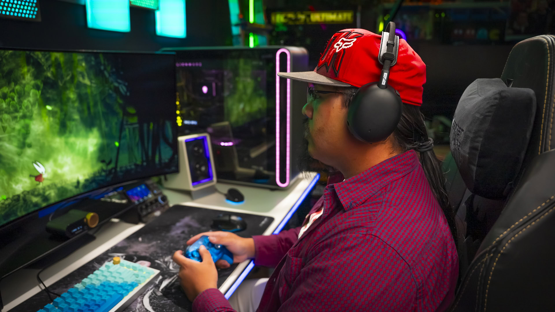 SG_INZONE H9 II-12 a man wearing a gaming headset whil eplaying vidoe games at a desk