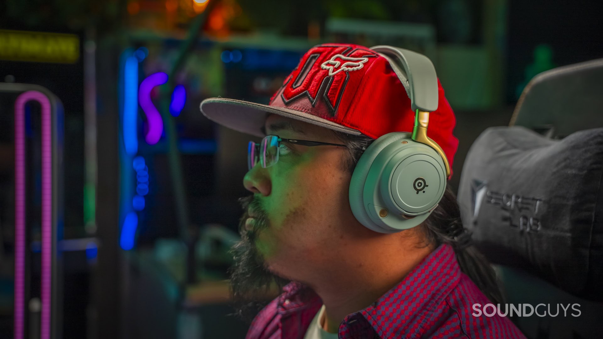 SG_SteelSeries Arctis Nova Elite-16 a man wearing the steelseries arctis nova elite