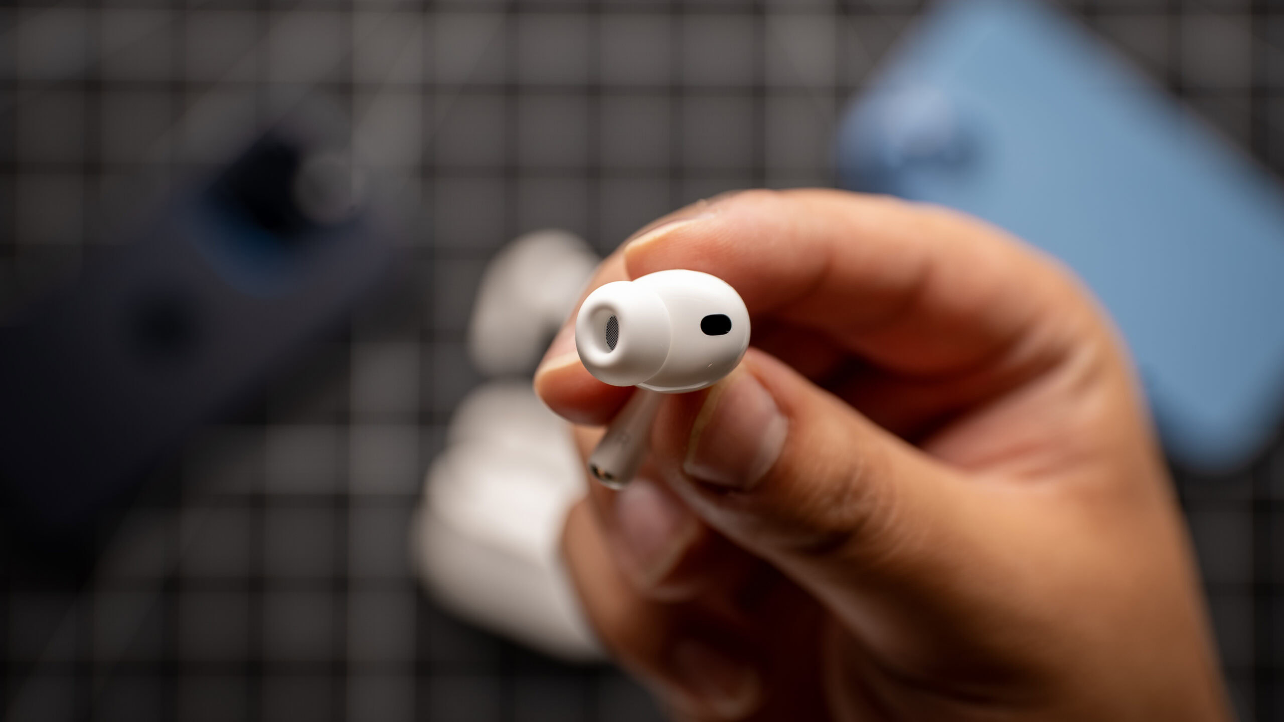 A hand holds the AirPods Pro 3 showing the ear tips.