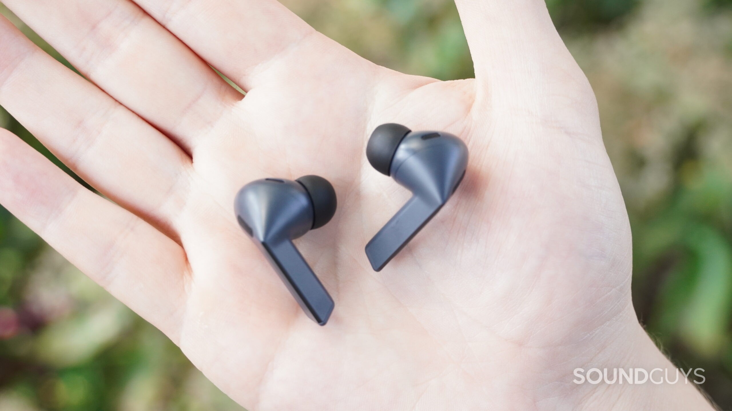galaxy buds 3 fe in hand galaxy buds 3 fe buds in hand