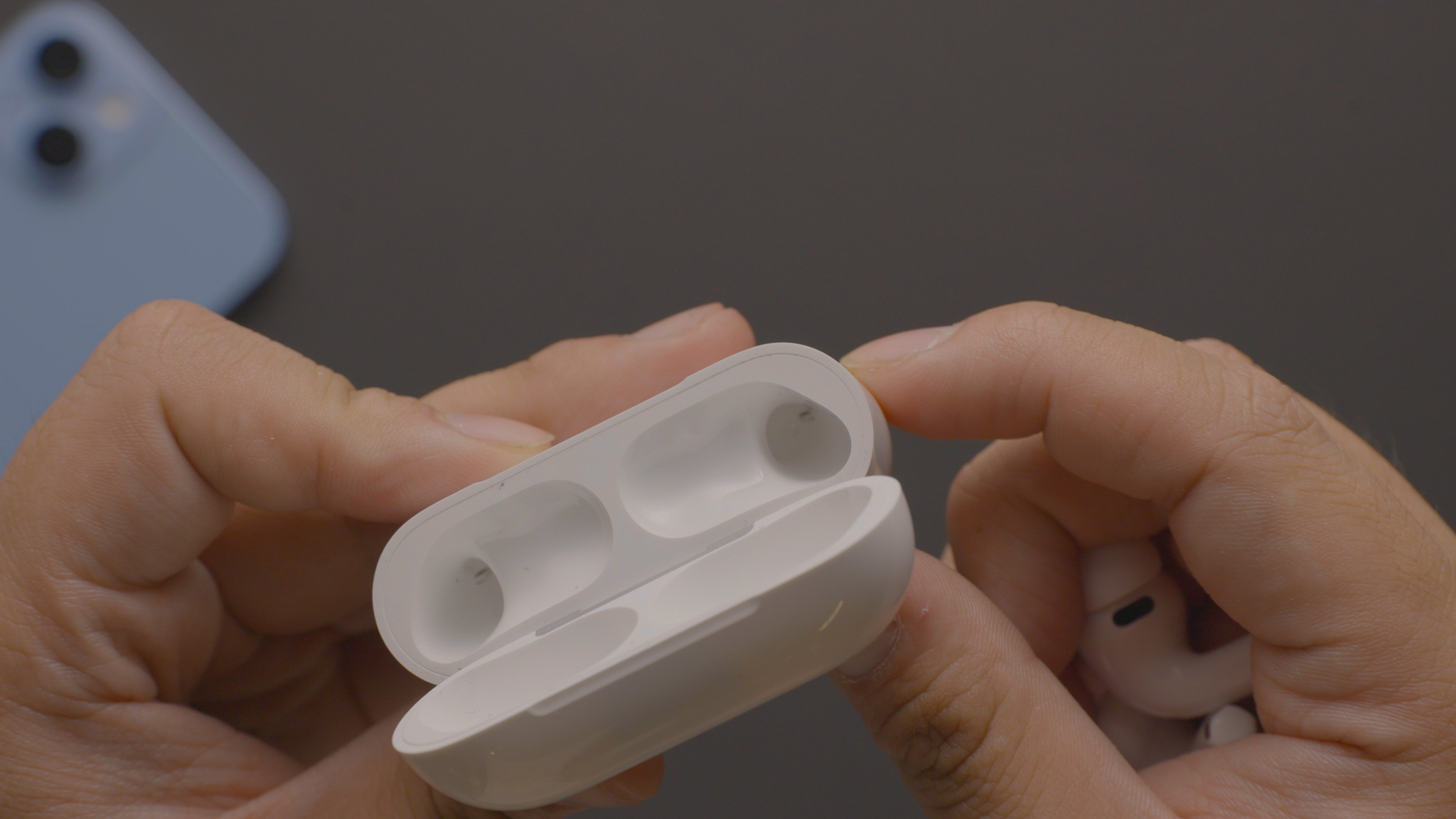 Charging pads of the case of the AirPods Pro 3 Charging pads of the case of the AirPods Pro 3