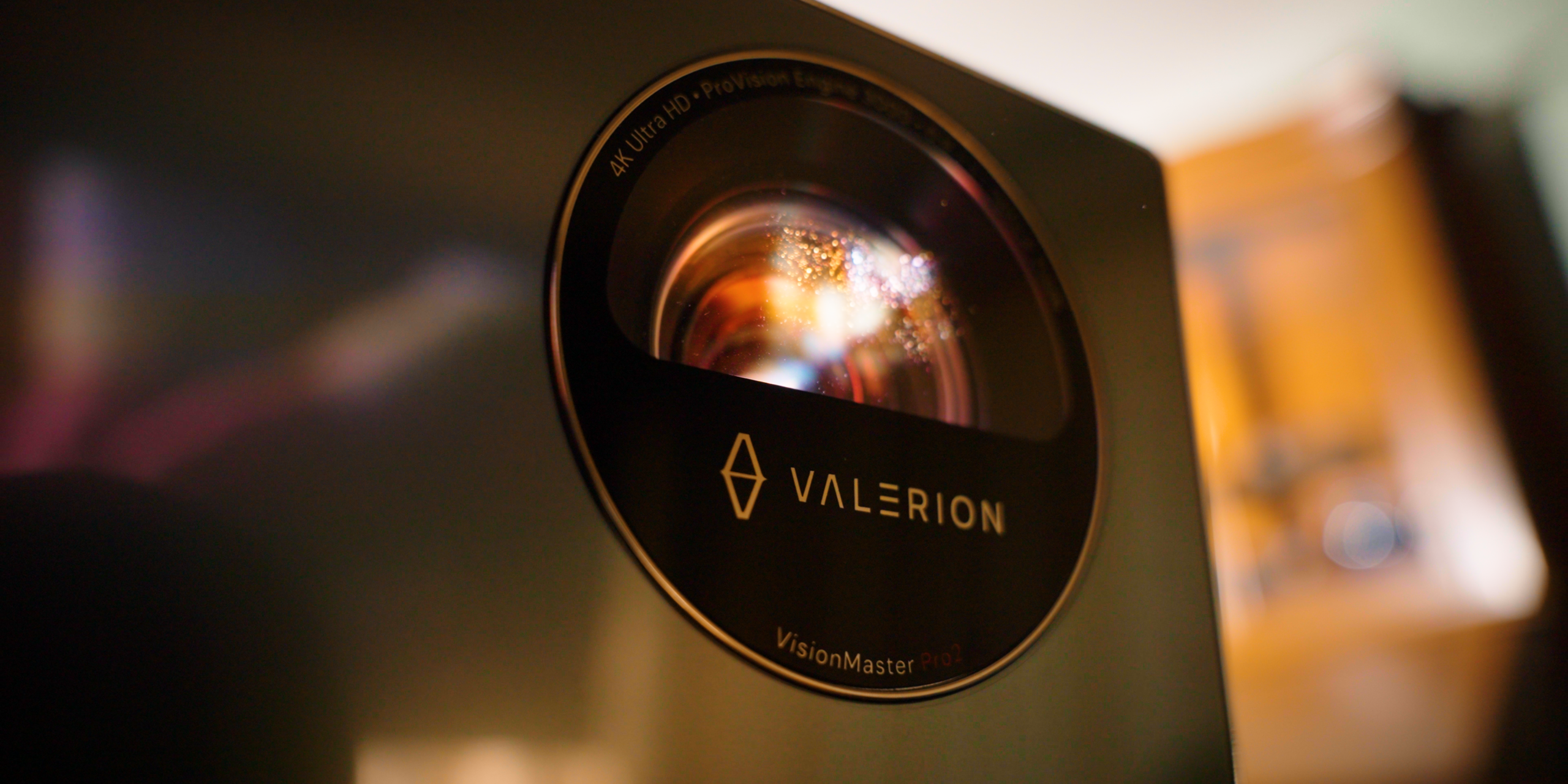 SG_Valerion VisionMaster Pro 2-13 Watching a movie with Valerion VisionMaster Pro 2 projector, closeup on lens