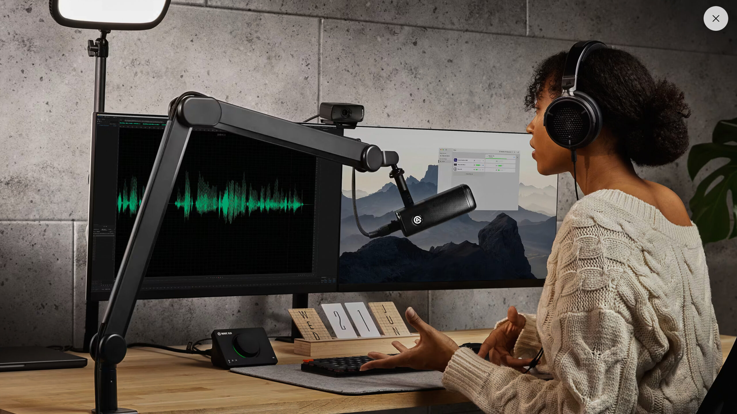 Elgato Wave Arm MK.2 routed above a monitor.