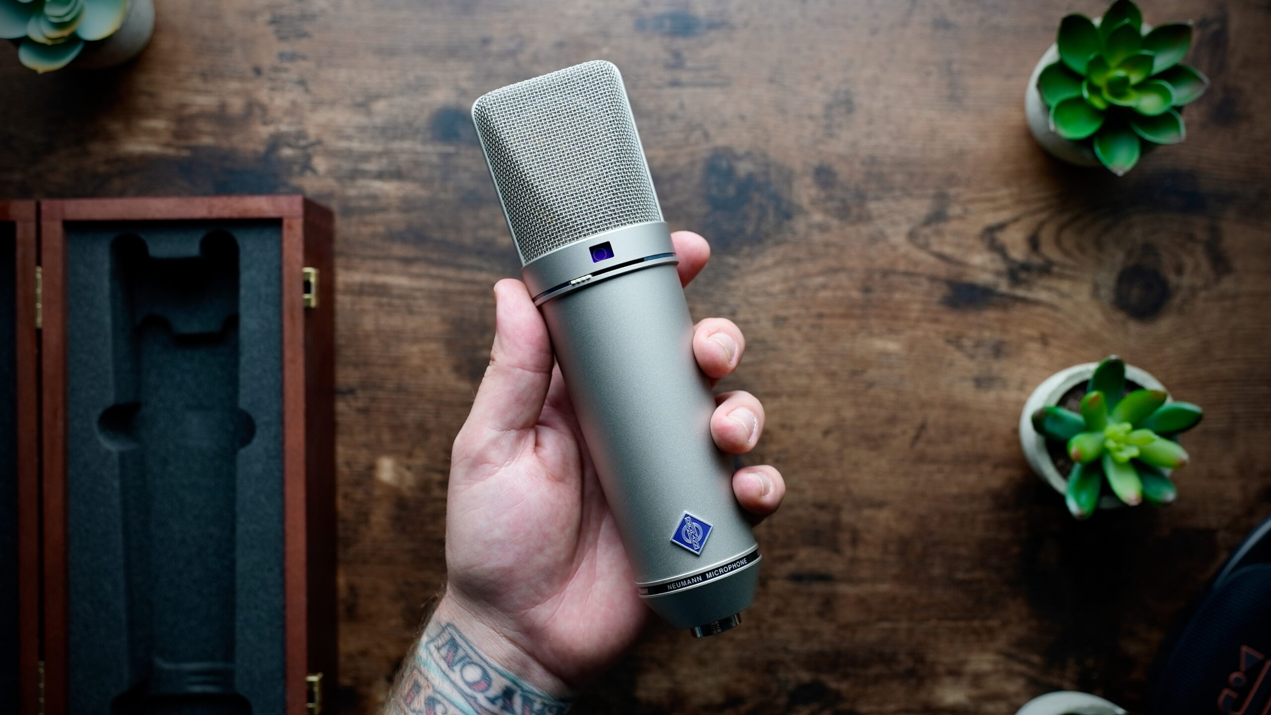 U 87 Ai hand - 1 A hand holds the Neumann U 87 Ai microphone.