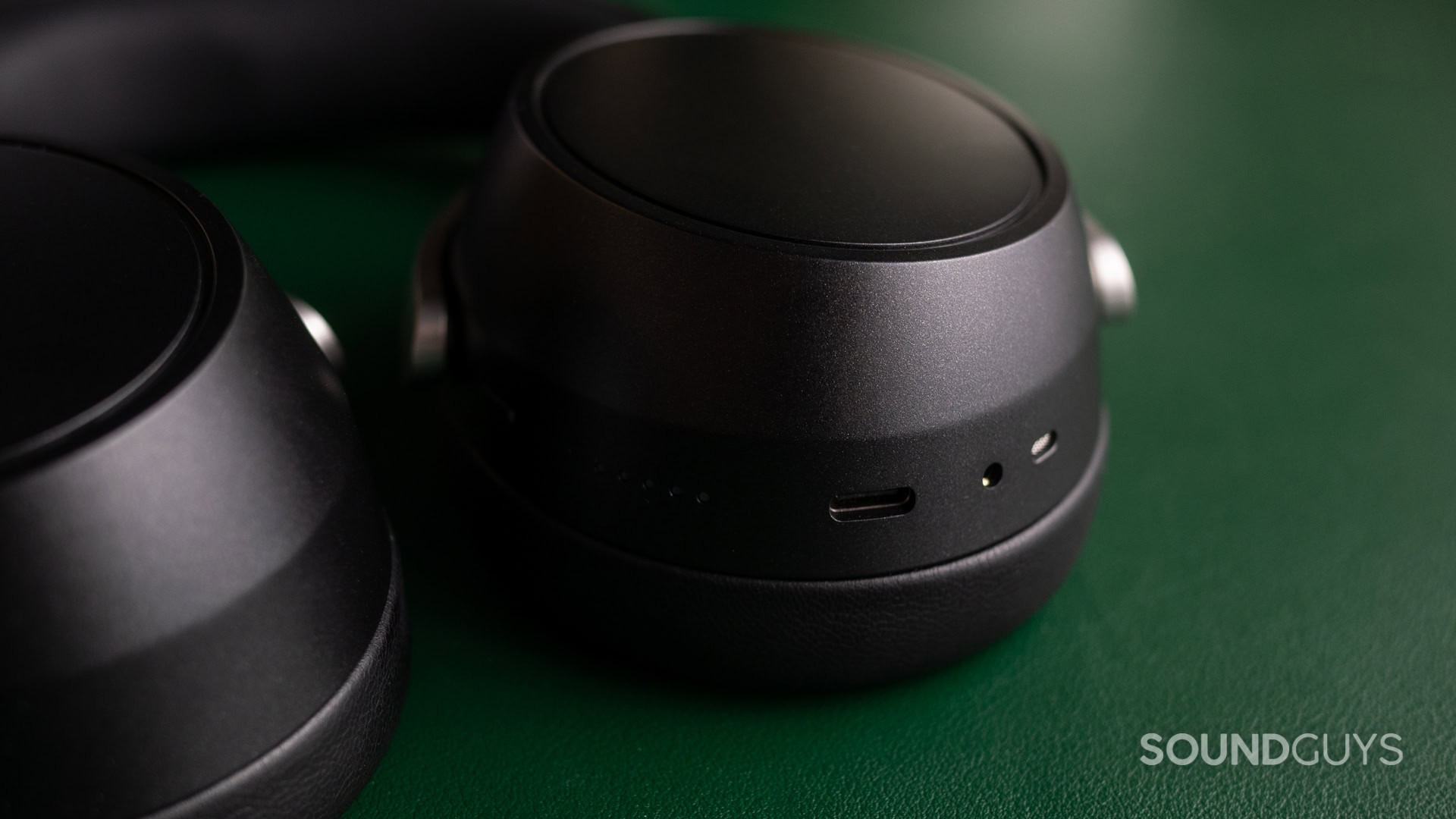 sennheiser-hdb-630-port A photo of the Sennheiser HDB 630's open ports.