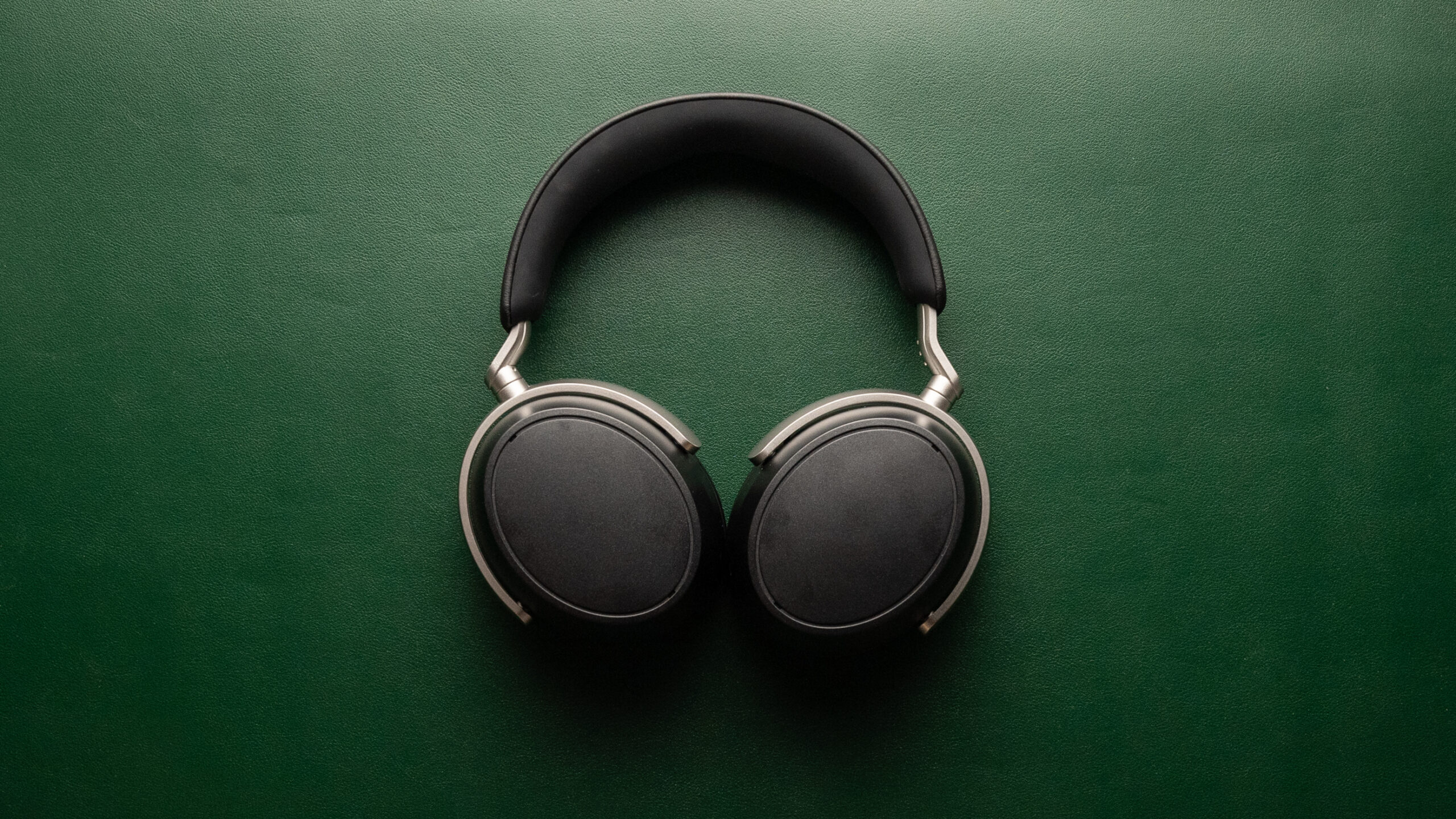 sennheiser hdb 630002 A photo of the Sennheiser HDB 630 on a green leather surface.