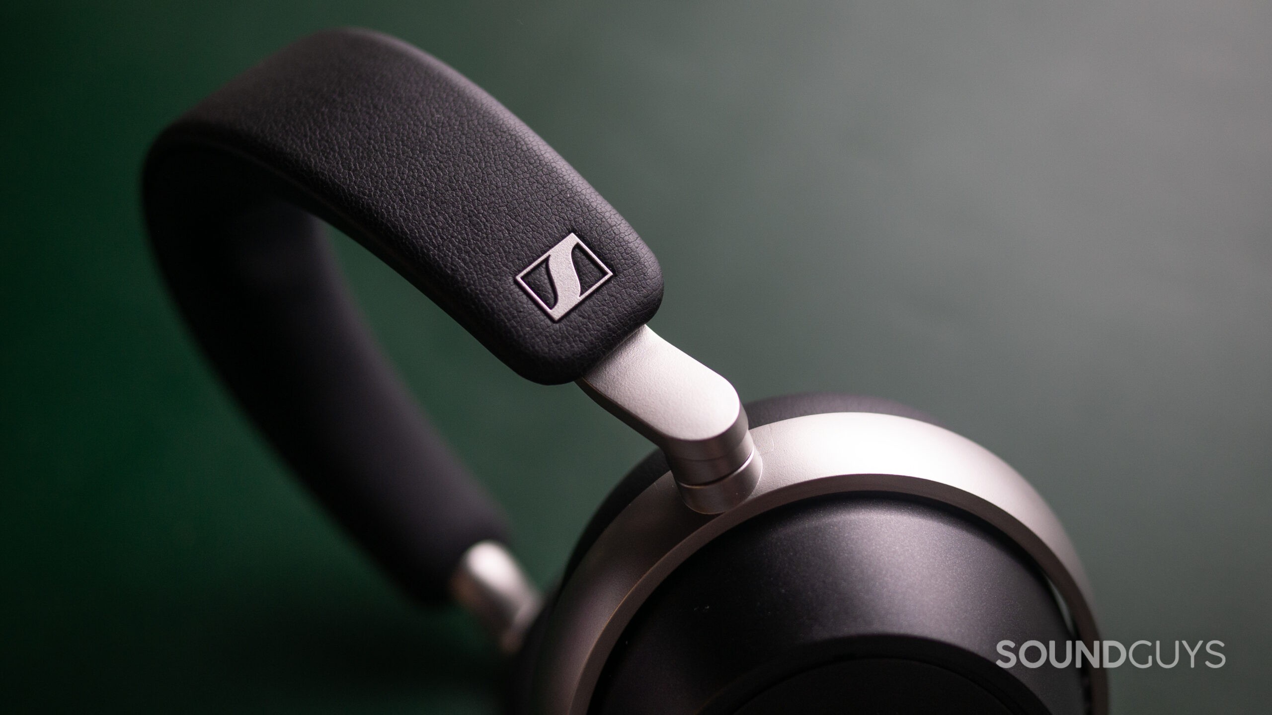 sennheiser hdb 630008 A photo of the headband of the Sennheiser HDB 630.